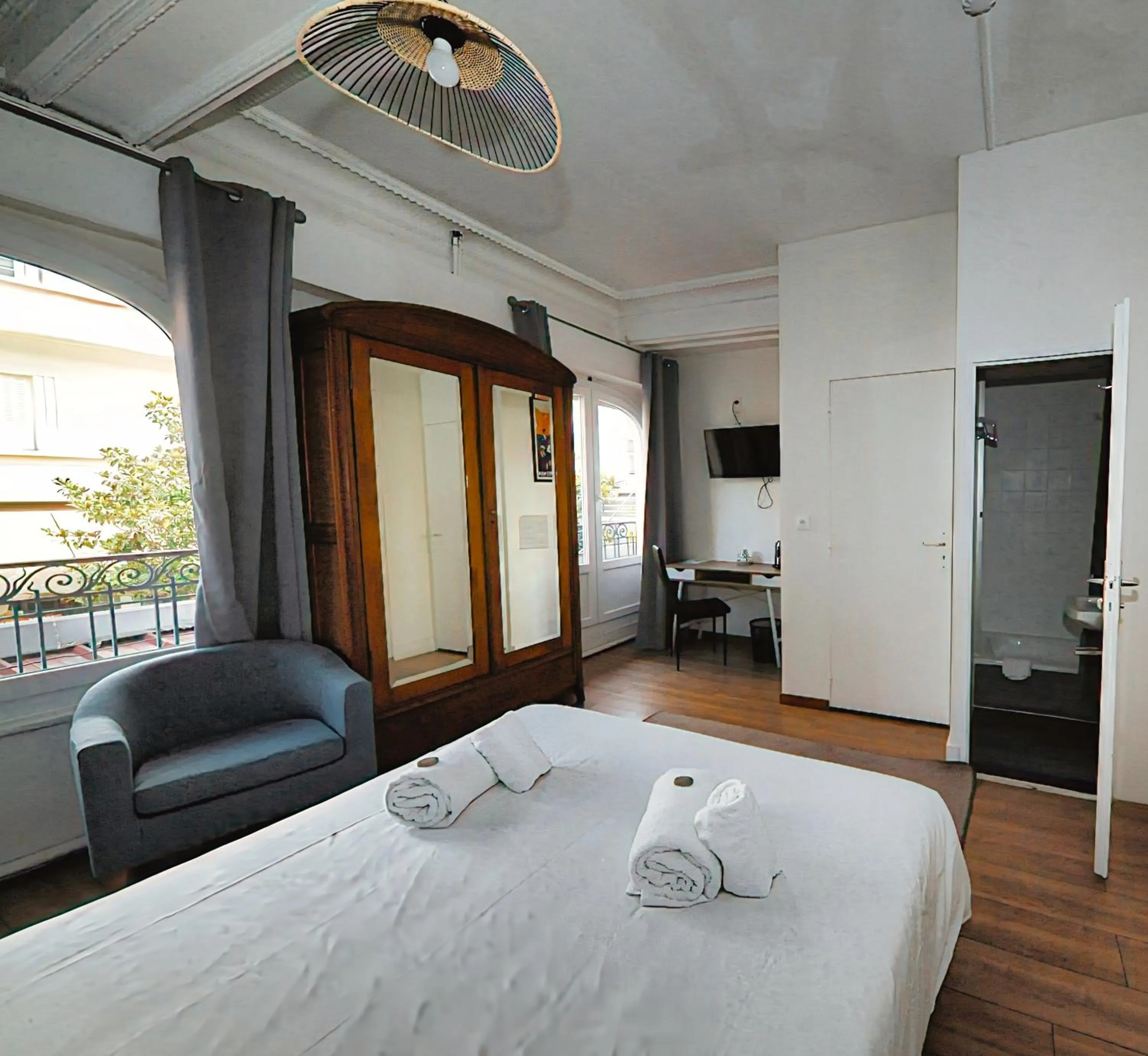 Bed in Hôtel & Restaurant Le Patio VICHY