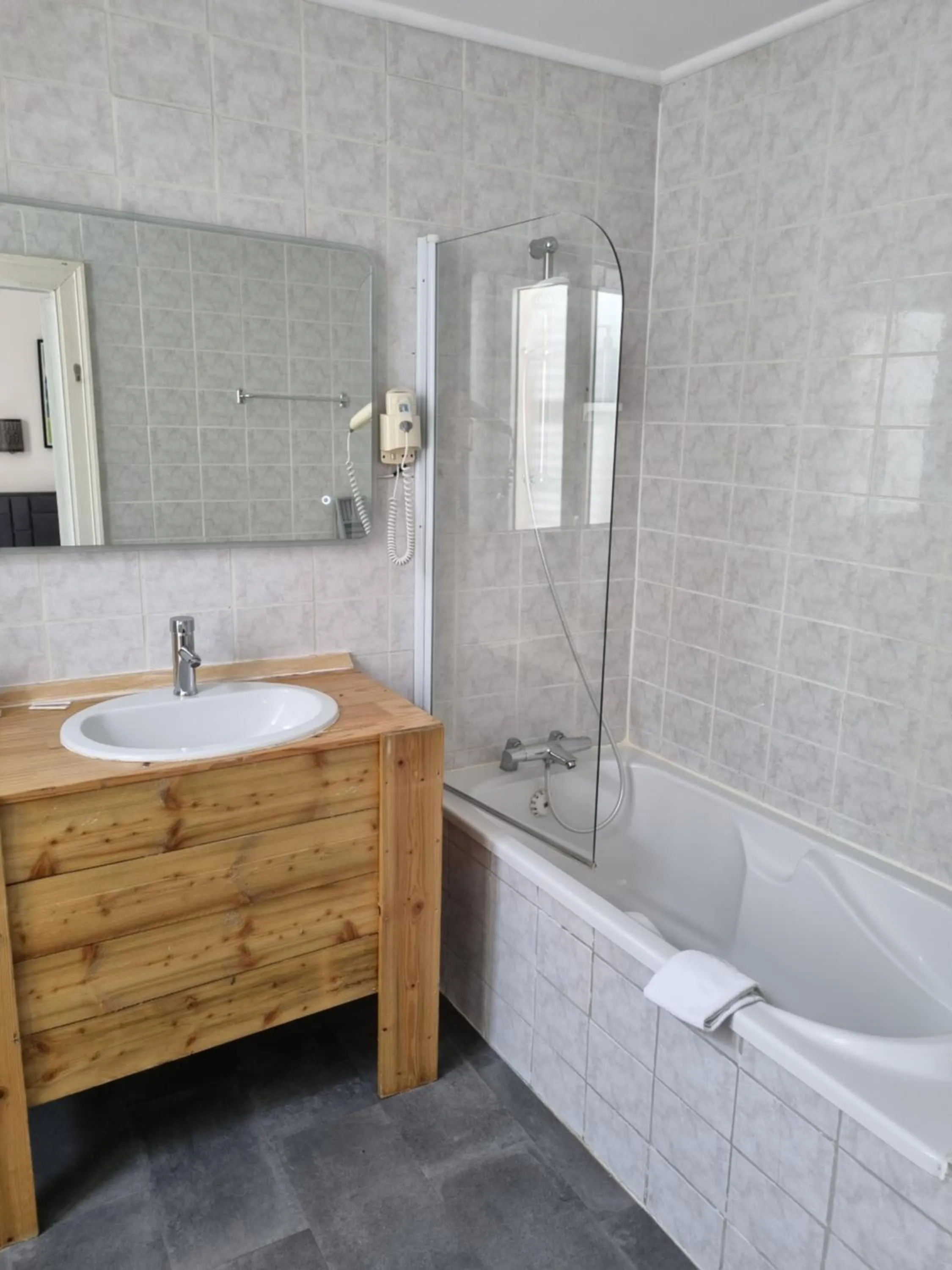 Shower in Hôtel & Restaurant Le Patio VICHY