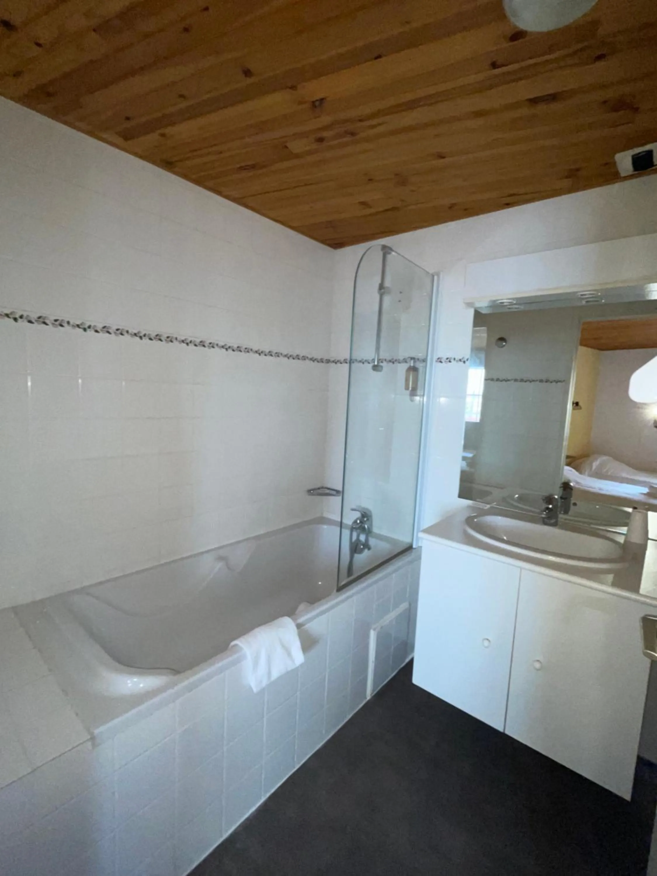 Bathroom in Hôtel & Restaurant Le Patio VICHY