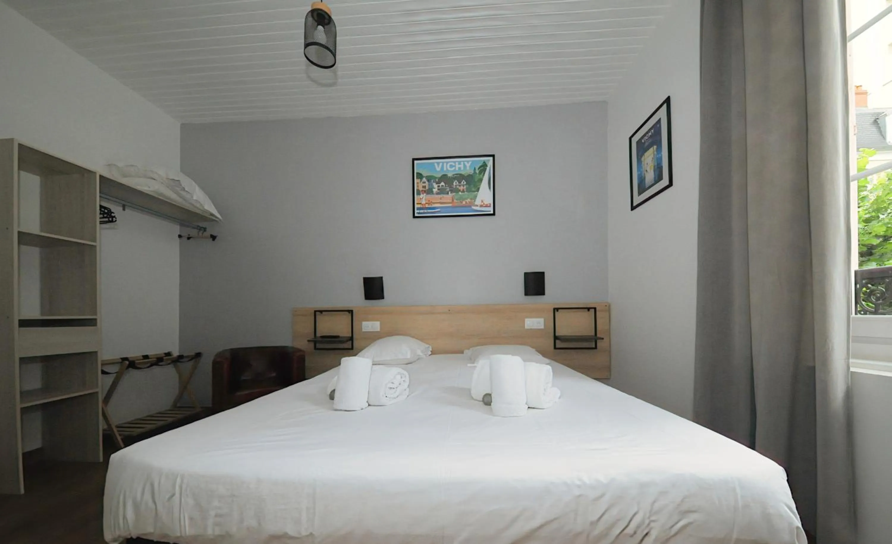 Bed in Hôtel & Restaurant Le Patio VICHY