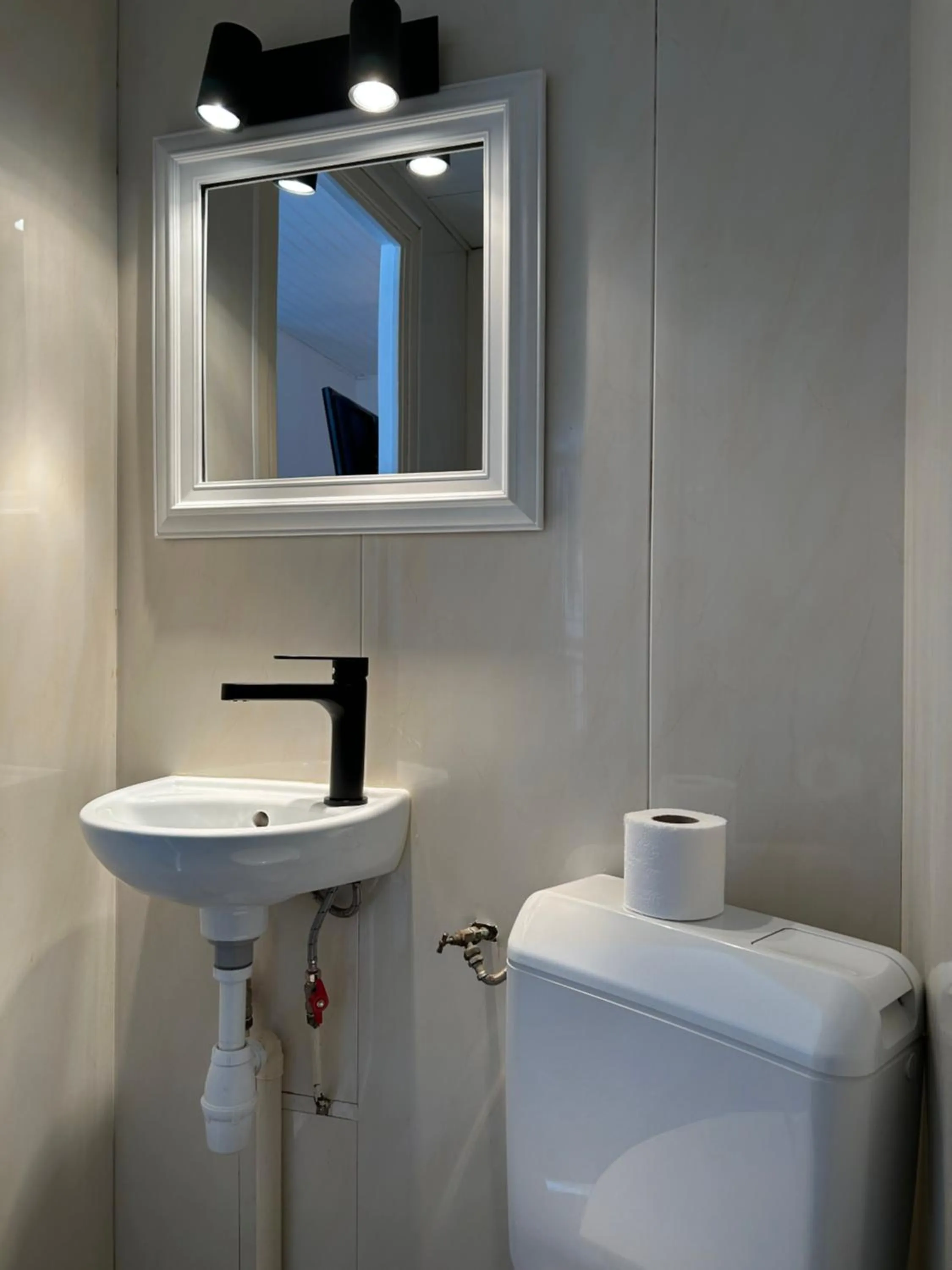 Toilet in Hôtel & Restaurant Le Patio VICHY