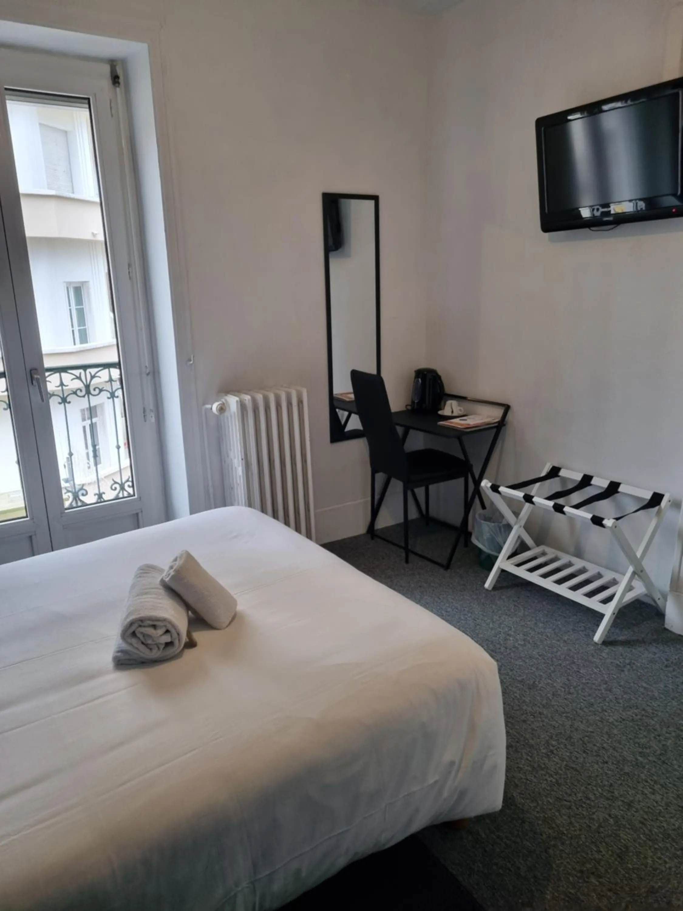 Bed in Hôtel & Restaurant Le Patio VICHY