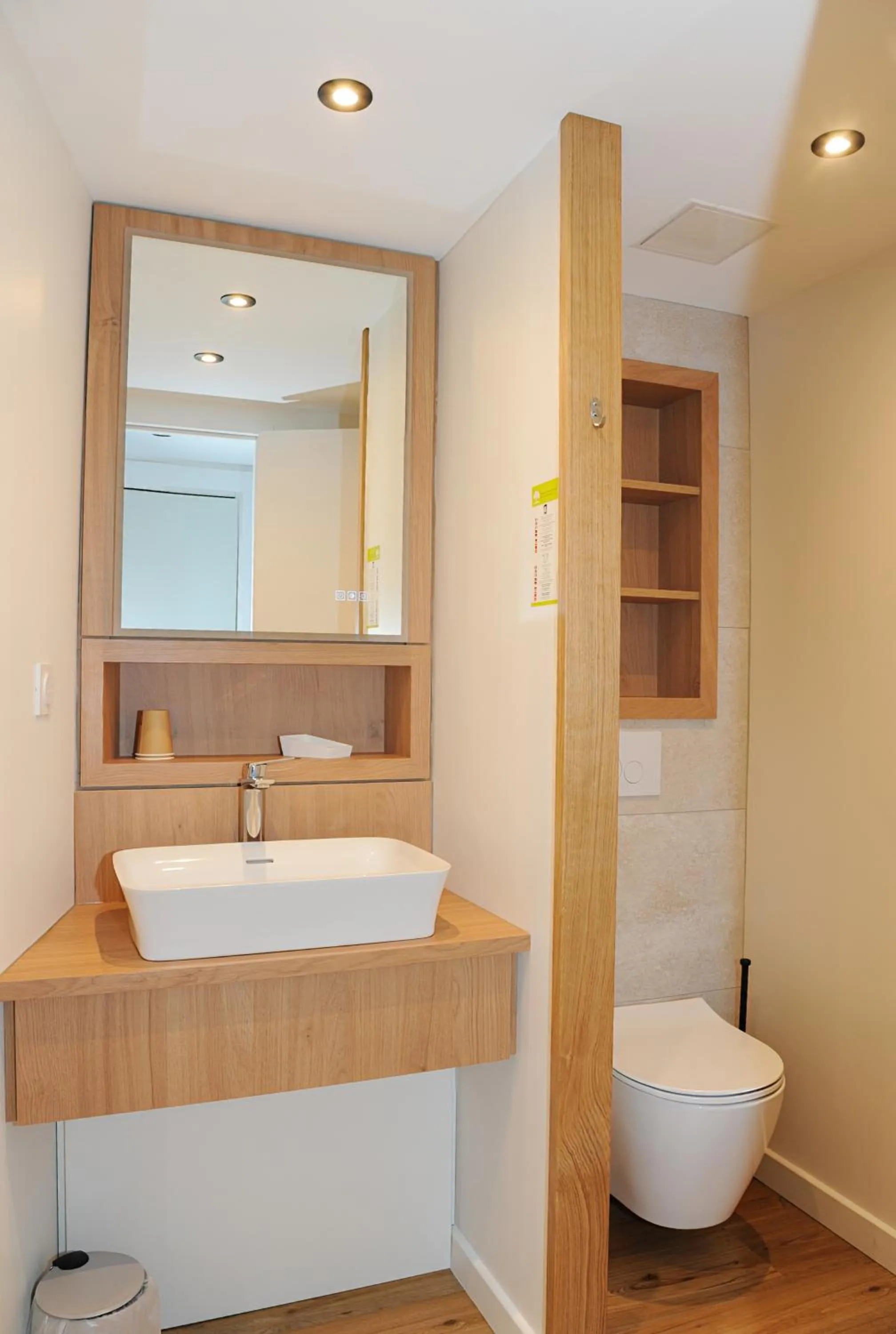 Toilet in Hôtel & Restaurant Le Patio VICHY