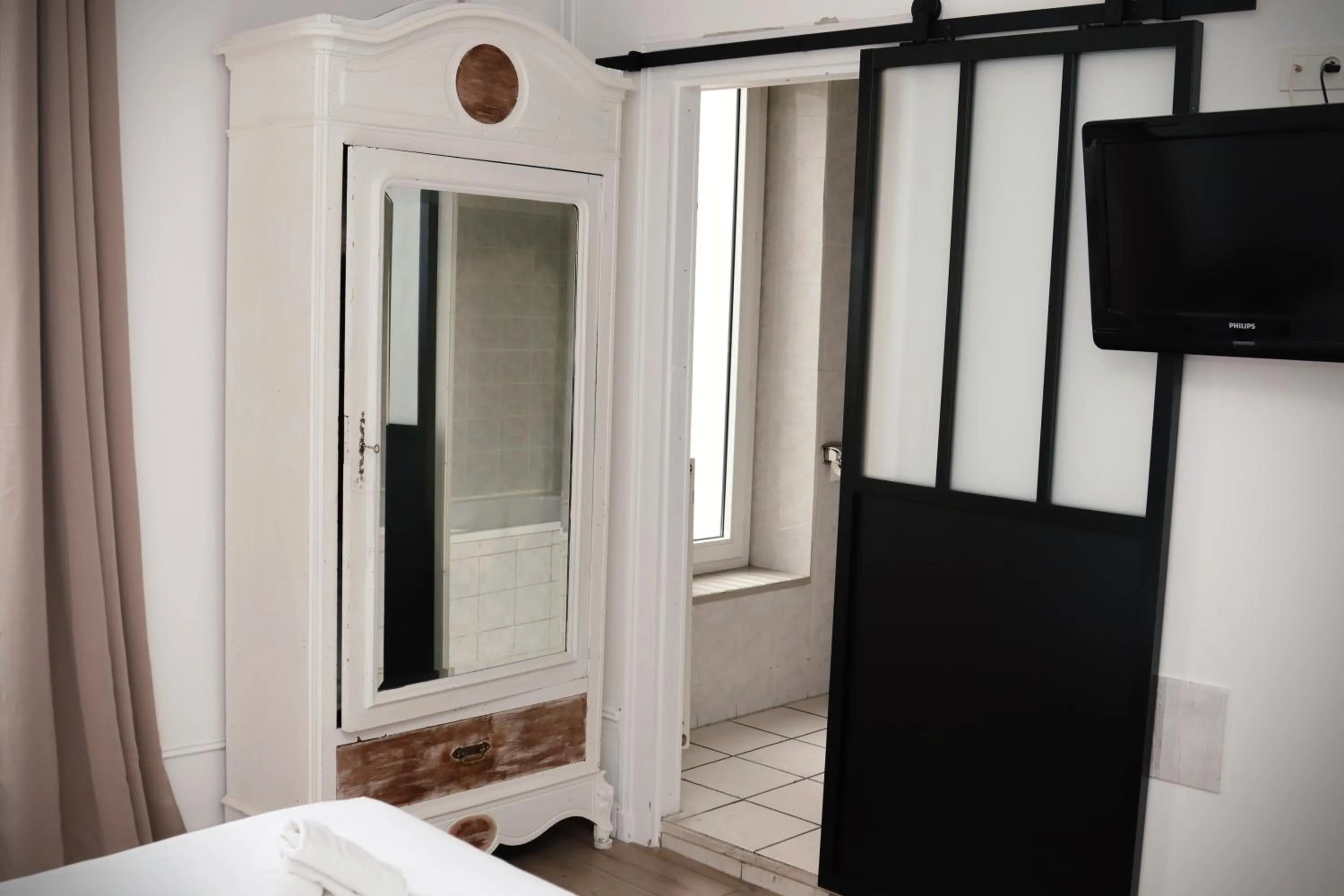 TV and multimedia, Bed in Hôtel & Restaurant Le Patio VICHY