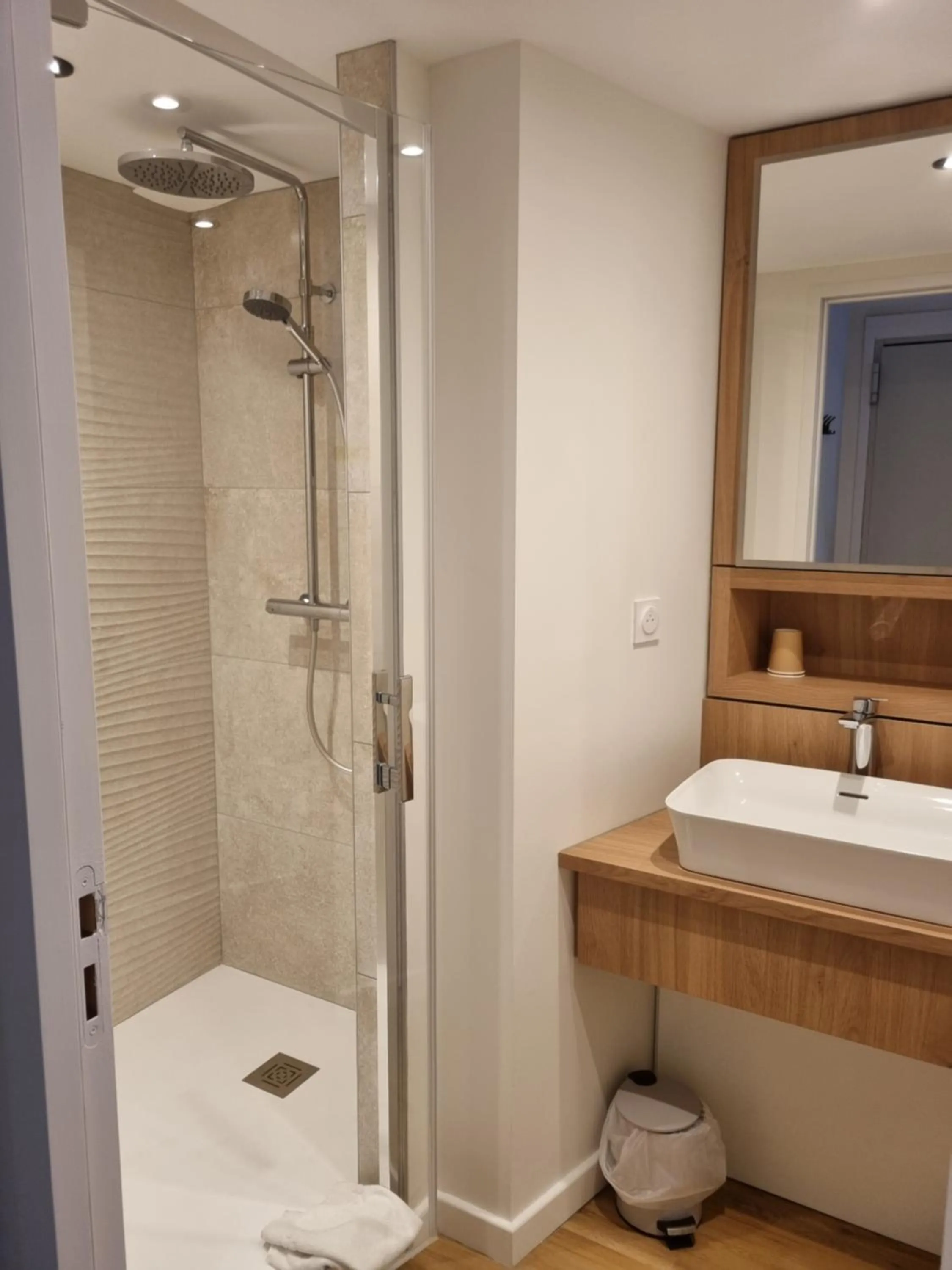 Shower in Hôtel & Restaurant Le Patio VICHY