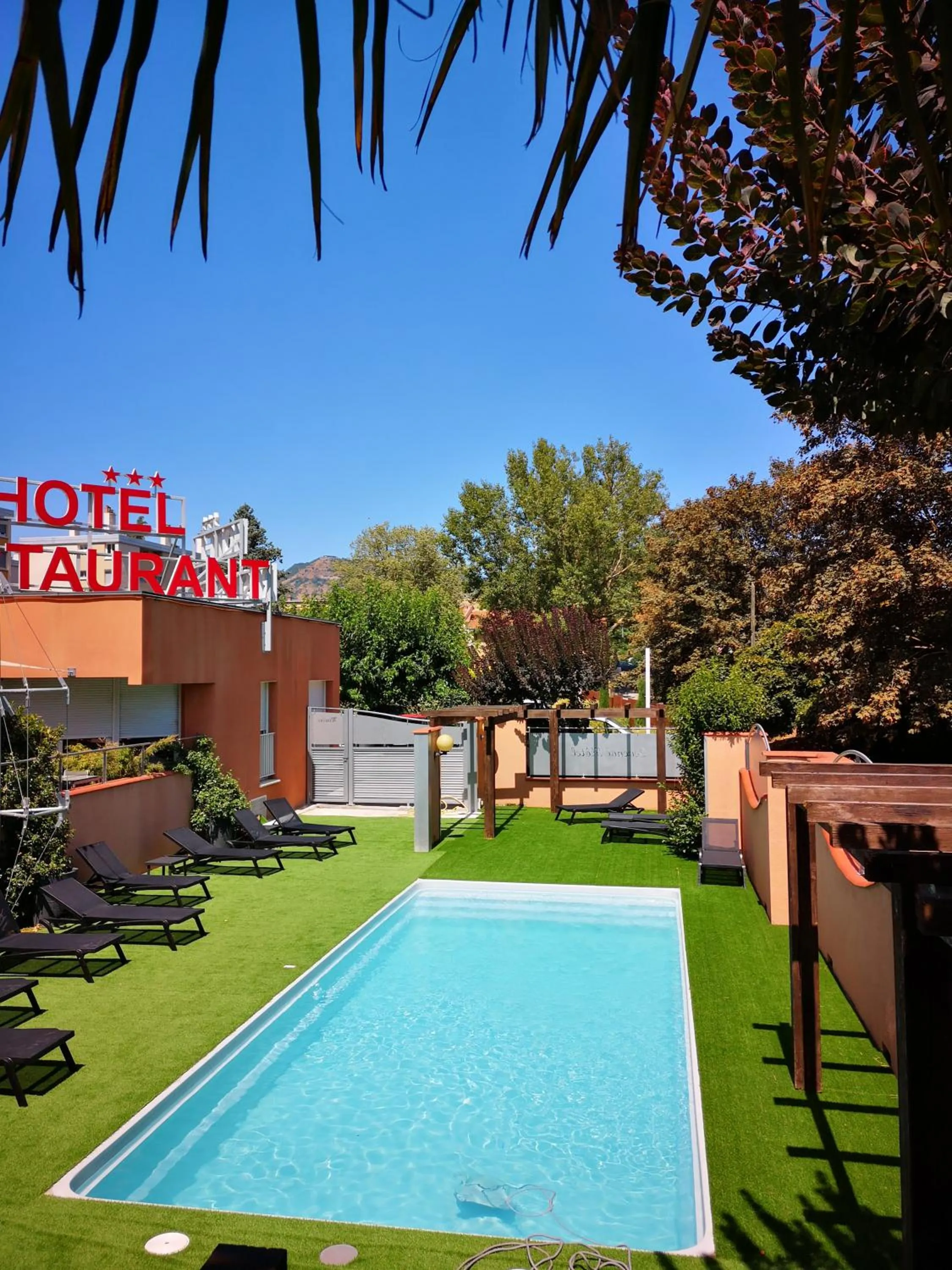 Swimming pool in Cévenol Hôtel