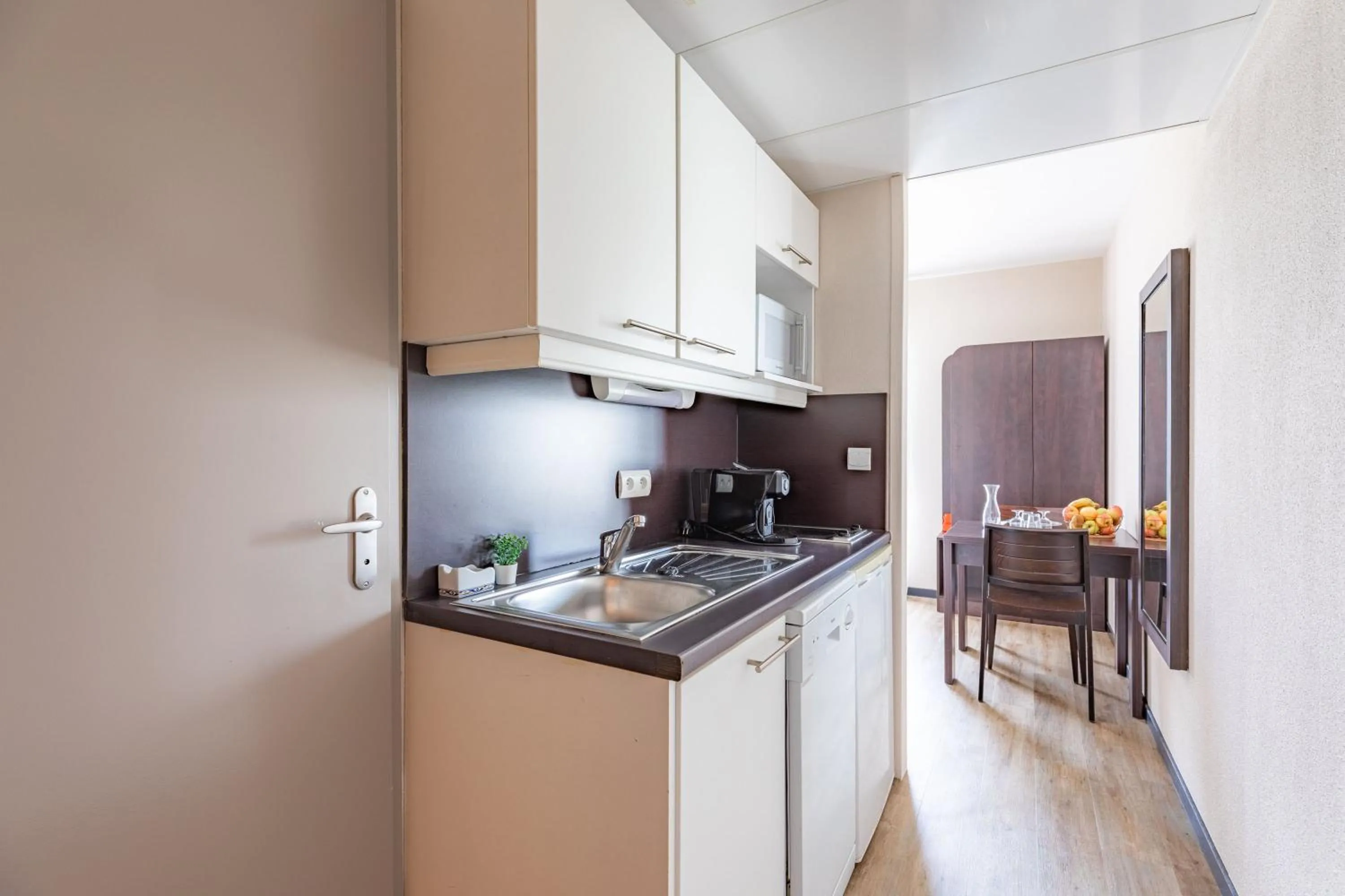 Kitchen or kitchenette in Appart’City Confort Nantes Ouest Saint-Herblain