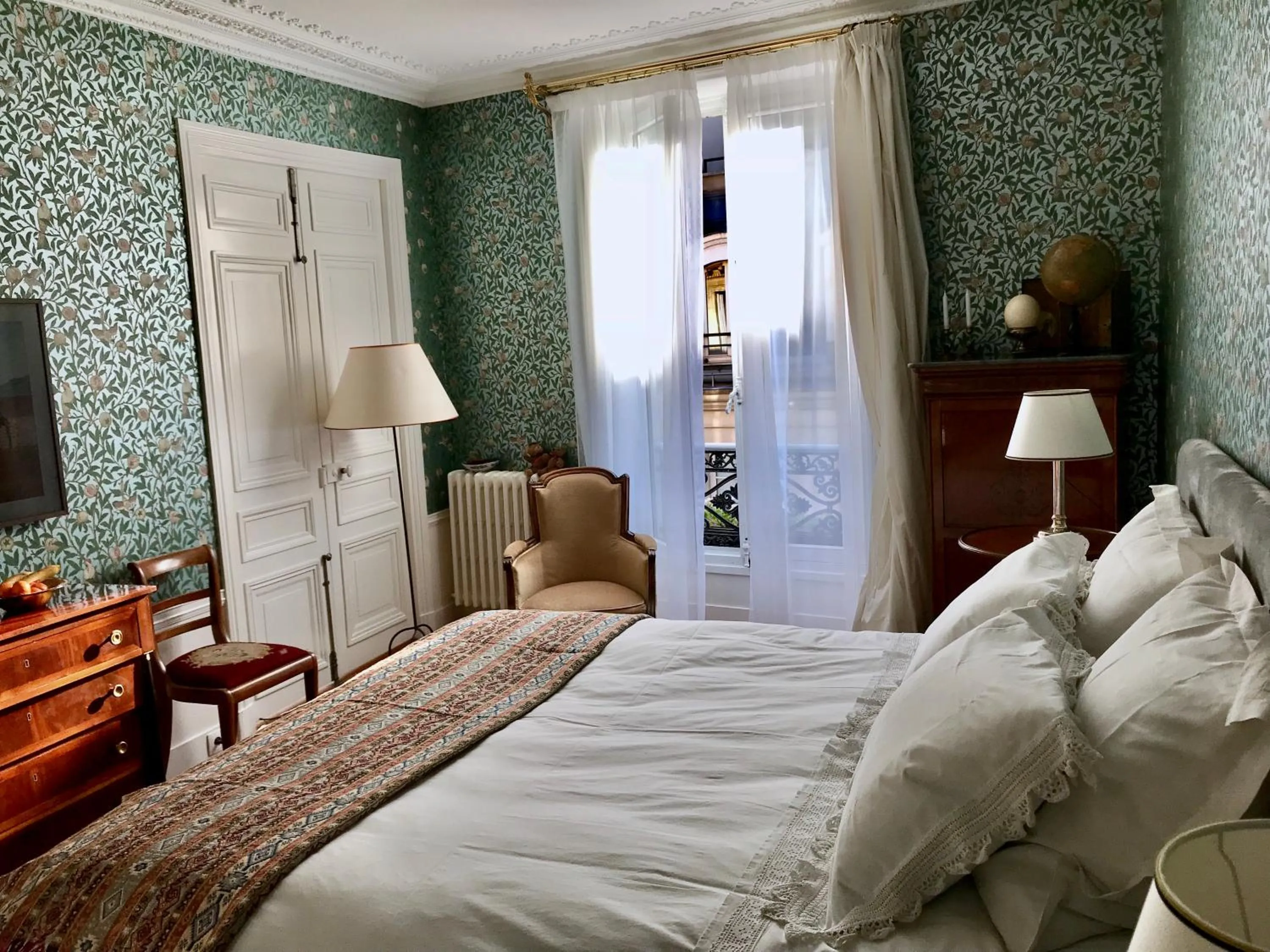 Photo of the whole room, Bed in Le 48 Paris