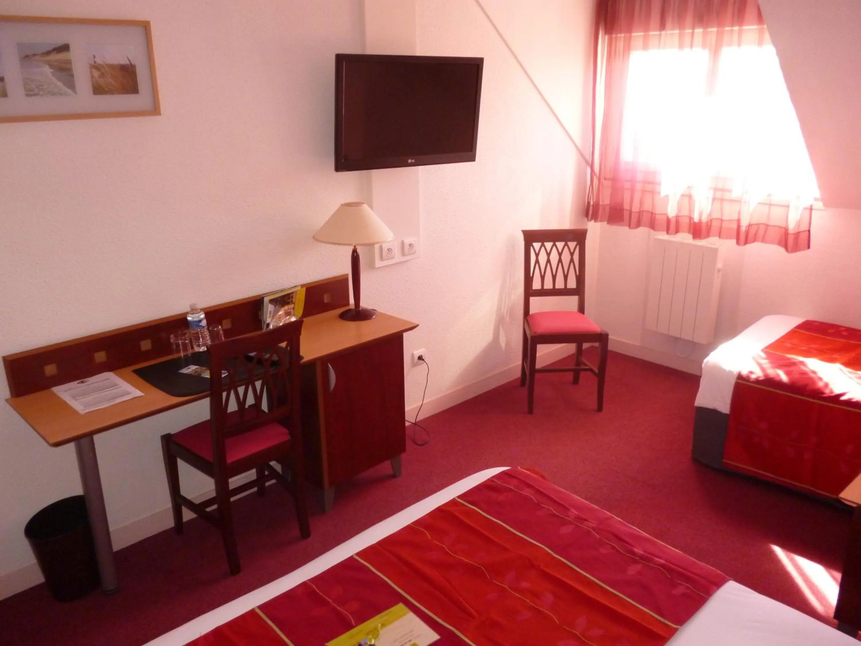 Day, Bed in Logis Hotel De La Loire - Restaurant Les Bateliers