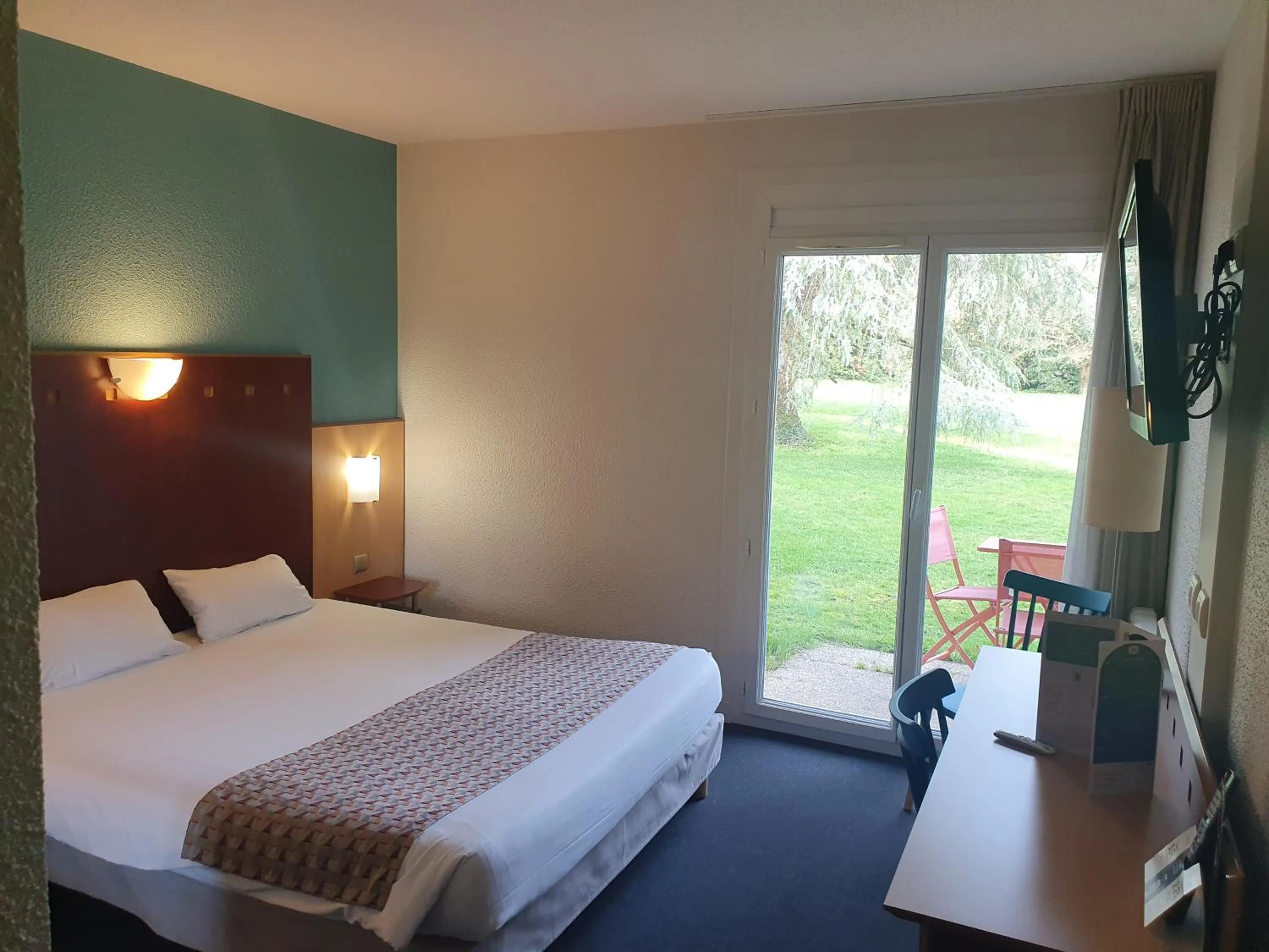 Bed in Logis Hotel De La Loire Ancenis - Restaurant Les Bateliers