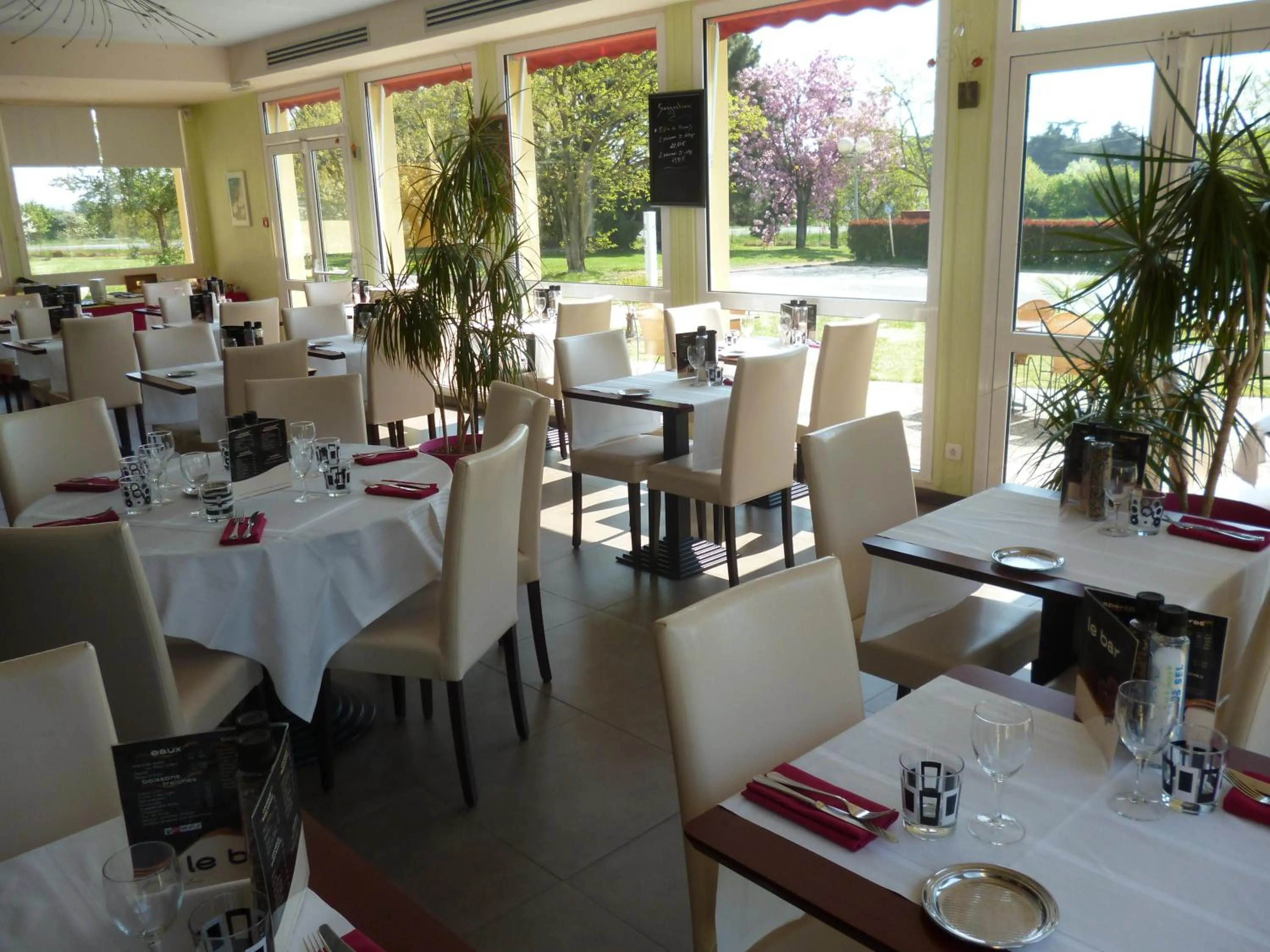 Restaurant/places to eat in Logis Hotel De La Loire - Restaurant Les Bateliers