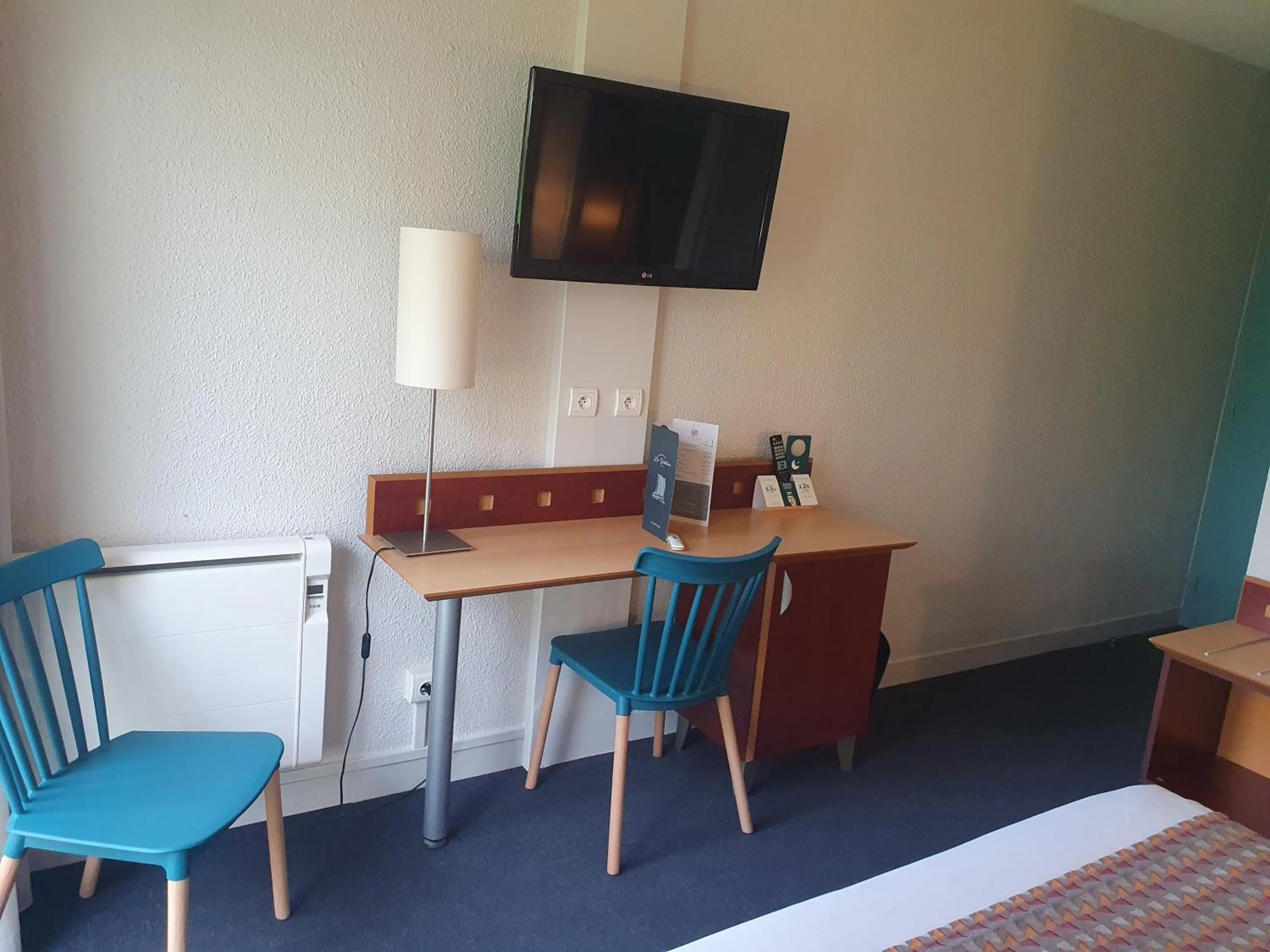 TV and multimedia in Logis Hotel De La Loire Ancenis - Restaurant Les Bateliers