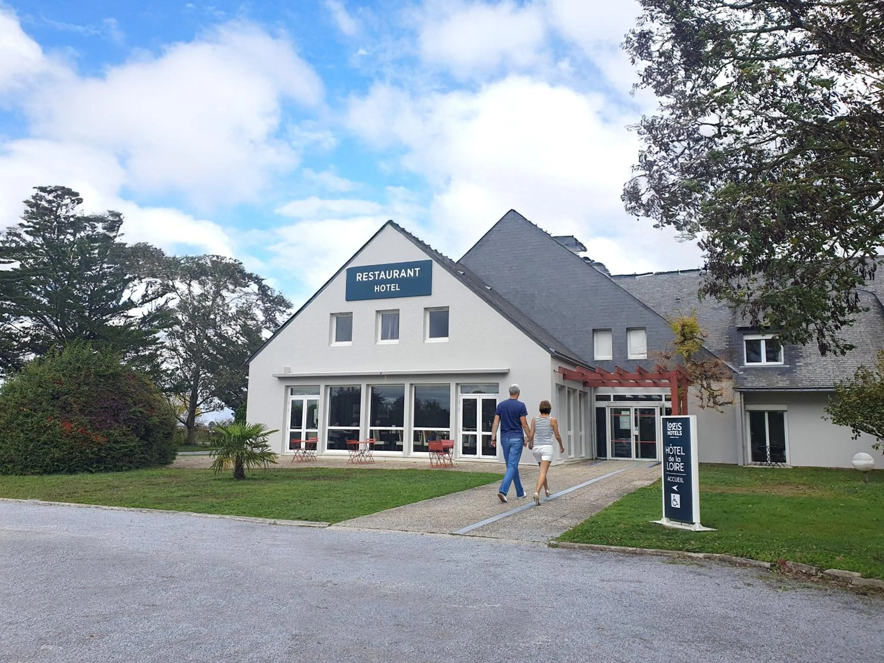 Property building in Logis Hotel De La Loire - Restaurant Les Bateliers