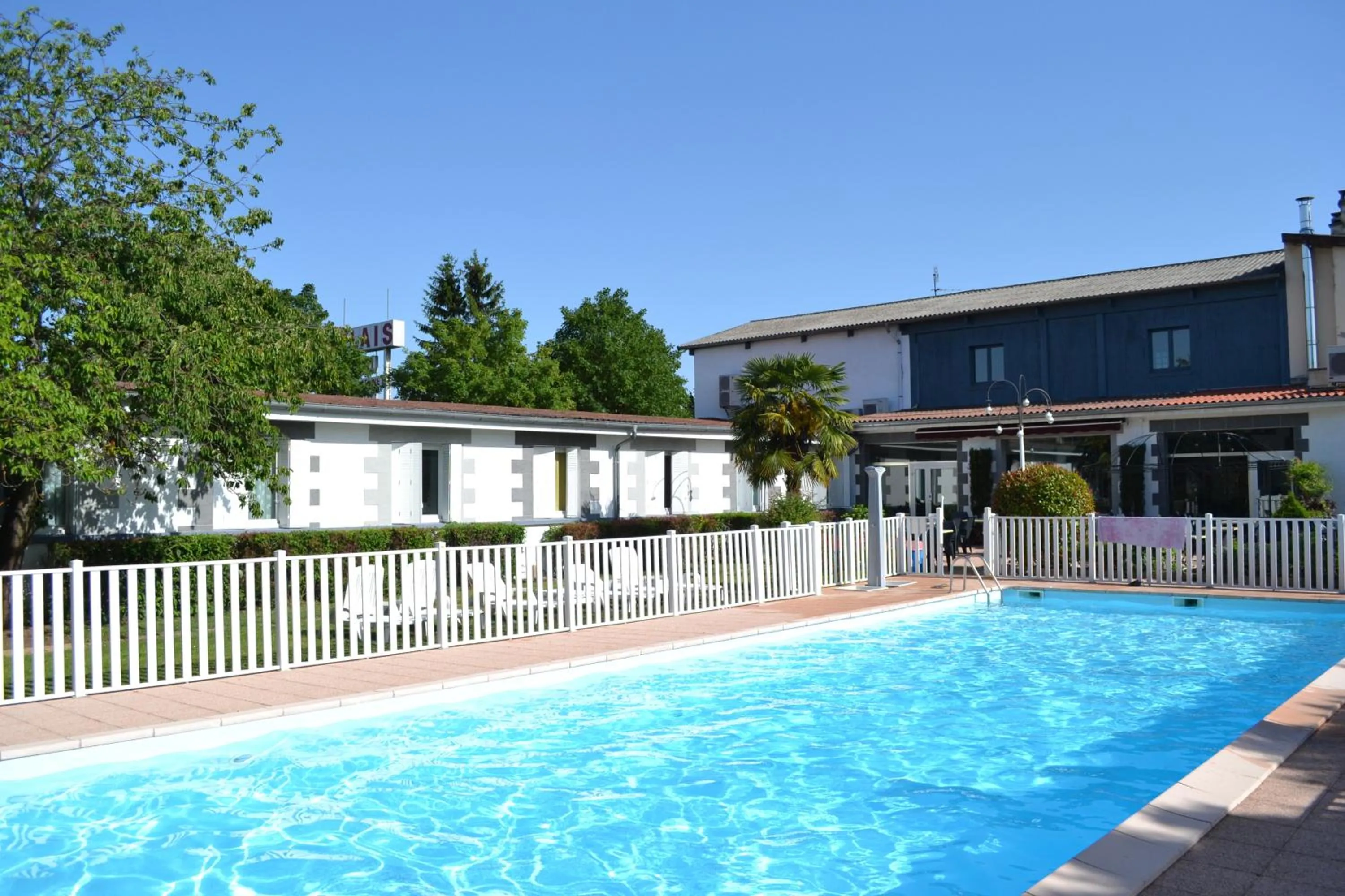 Patio, Swimming Pool in Relais 500 De Vienne