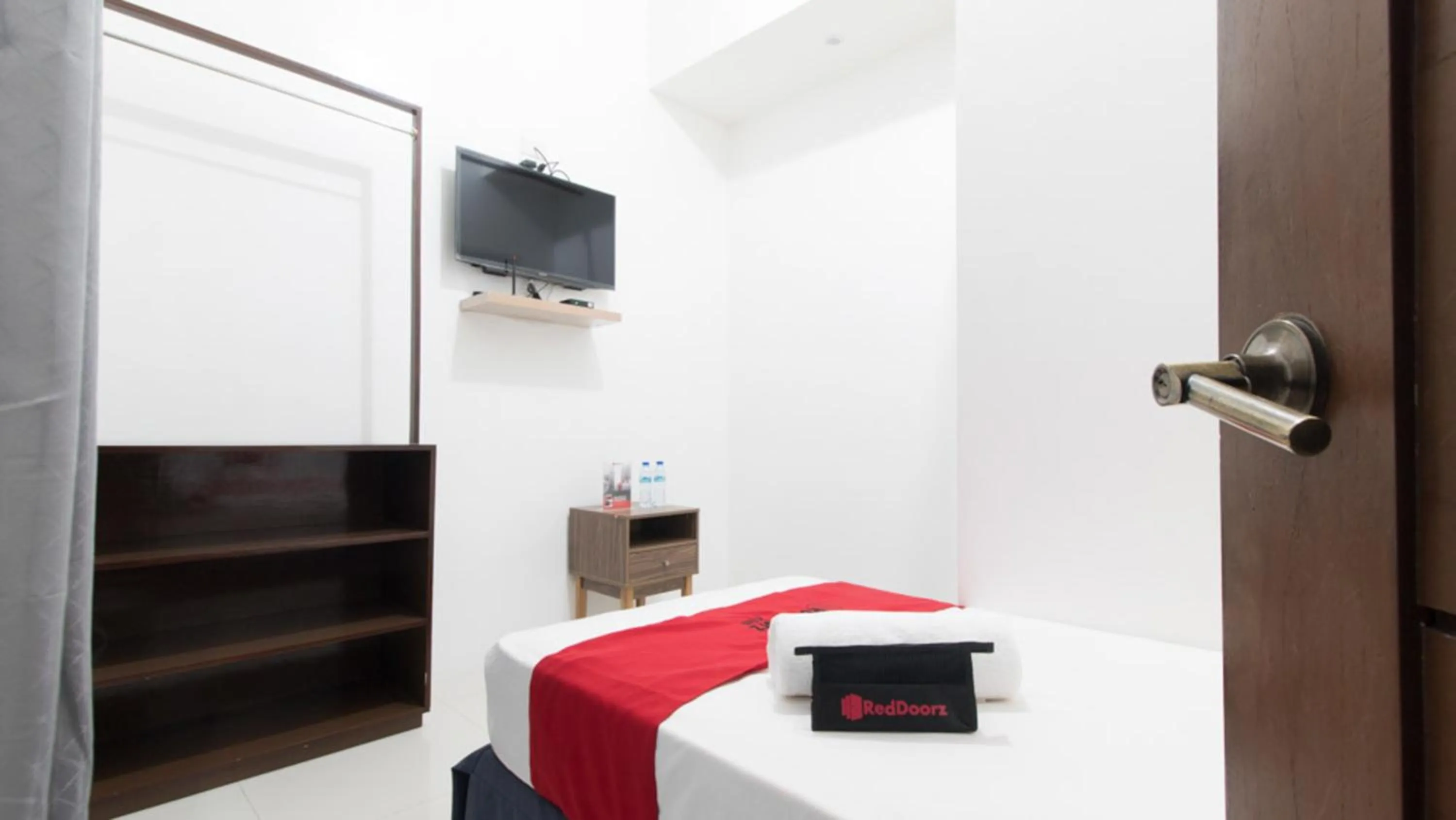 TV and multimedia, Bed in RedDoorz near Liceo De Cagayan University Highschool