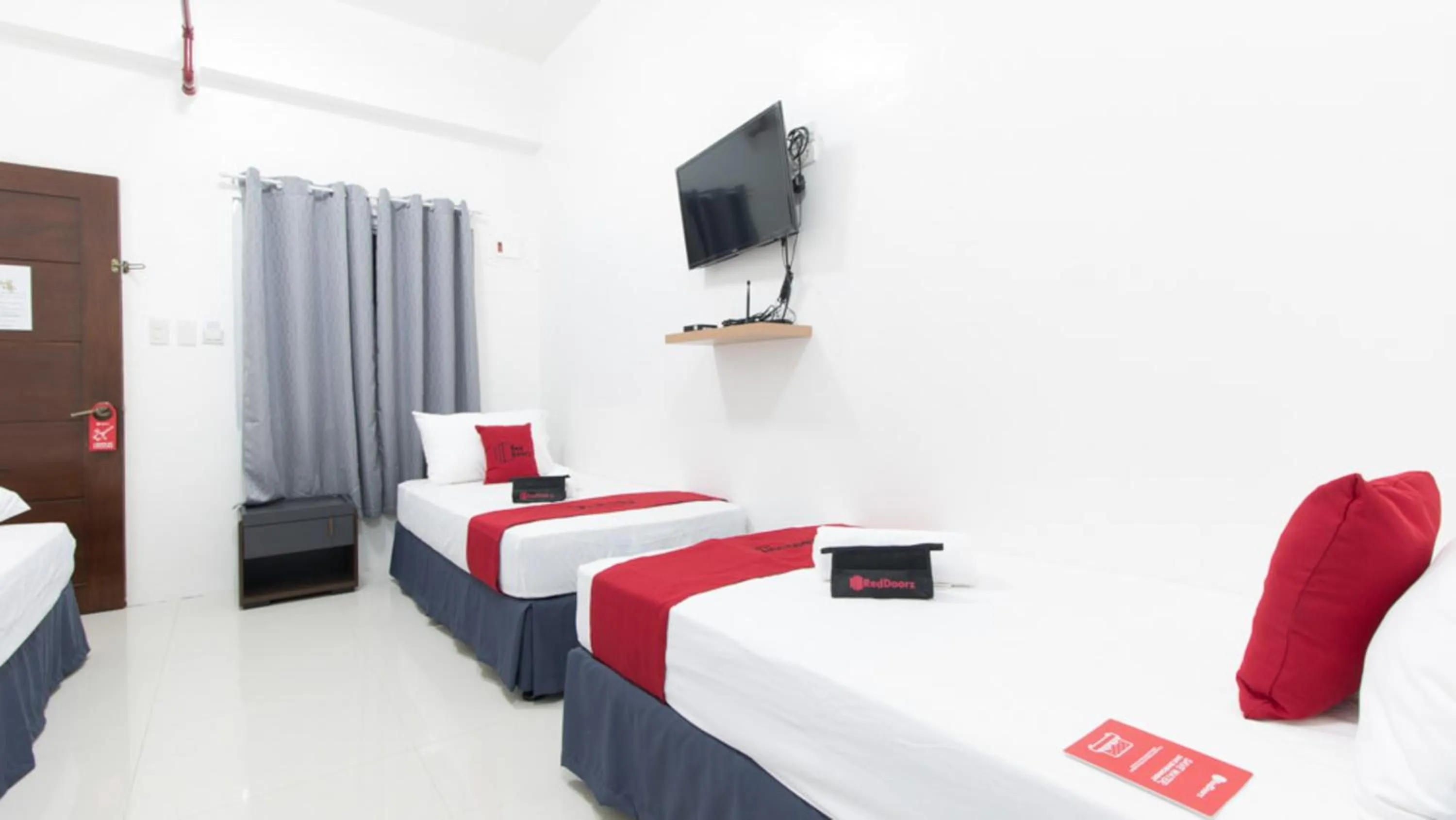 TV and multimedia, Bed in RedDoorz near Liceo De Cagayan University Highschool