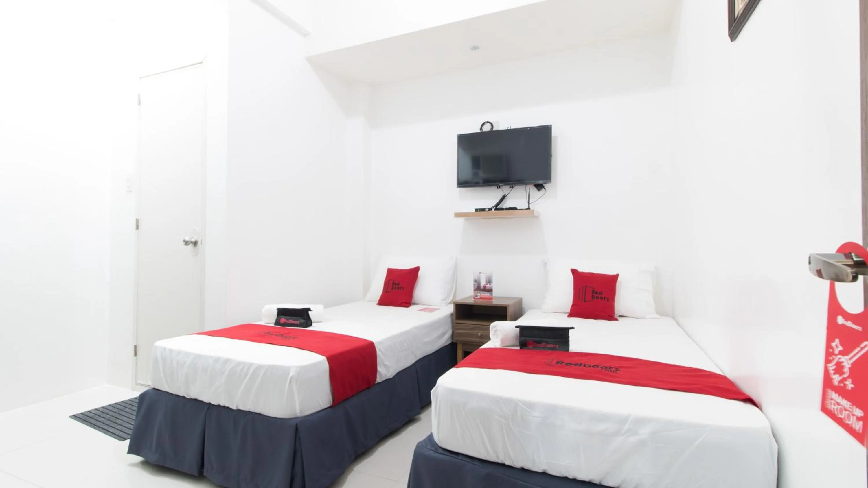 TV and multimedia, Bed in RedDoorz near Liceo De Cagayan University Highschool