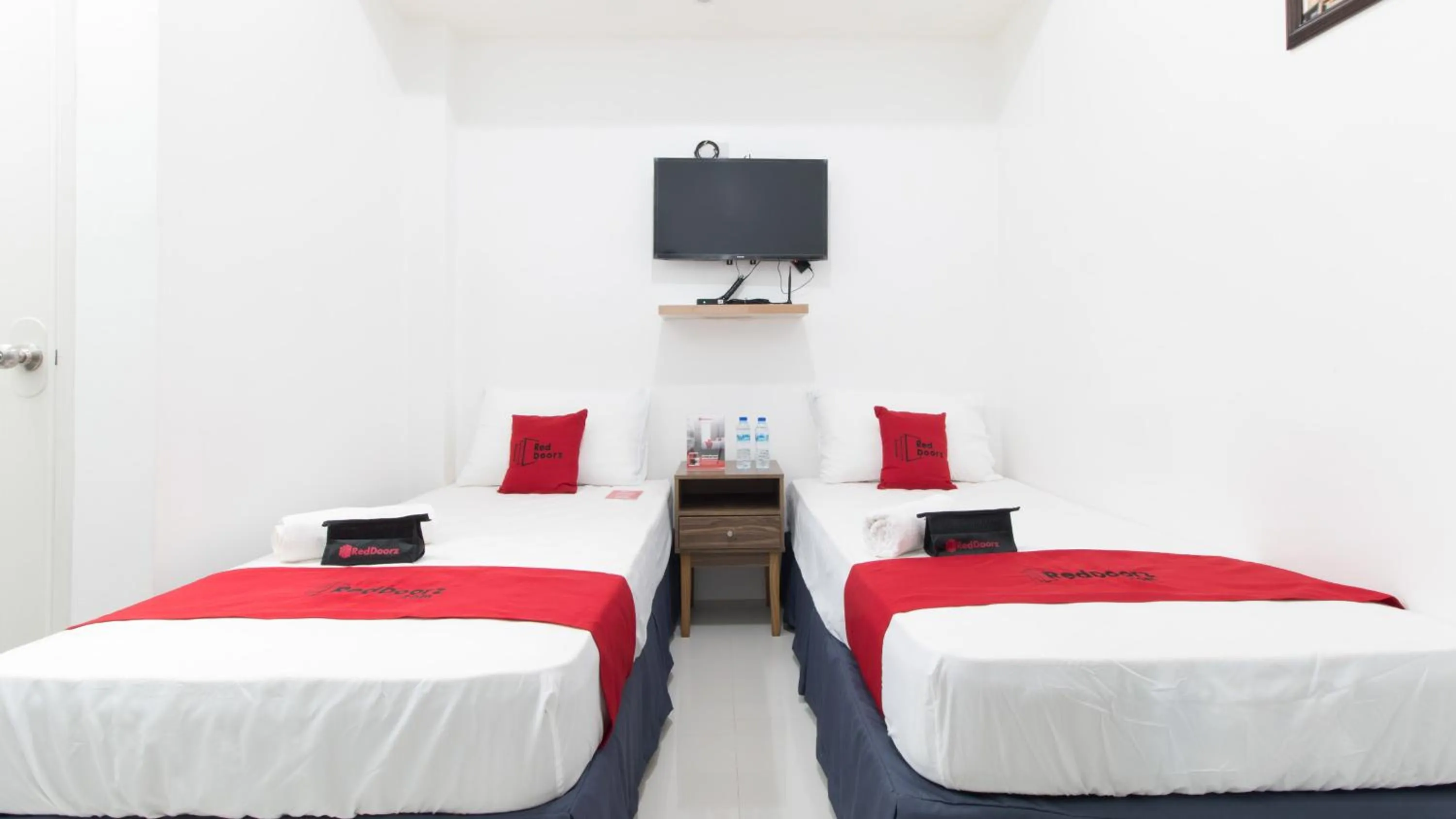 Photo of the whole room, Bed in RedDoorz near Liceo De Cagayan University Highschool