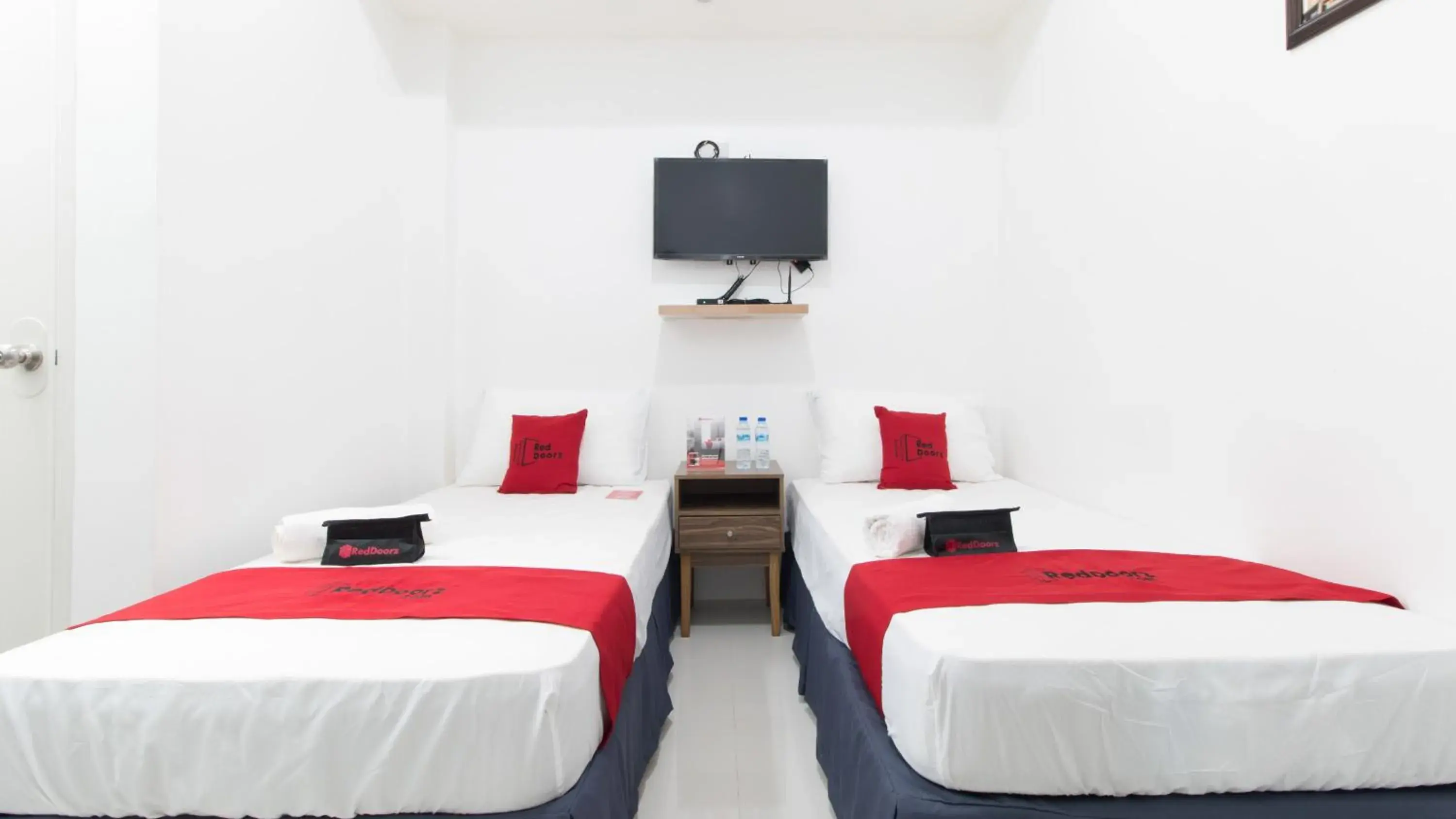 Standard Twin Room in RedDoorz near Liceo De Cagayan University Highschool Standard Twin Room in RedDoorz near Liceo De Cagayan University Highschool