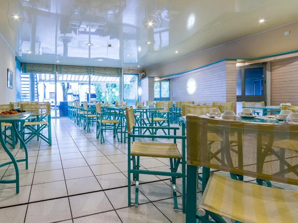 Restaurant/places to eat in Logis Hôtel Regina