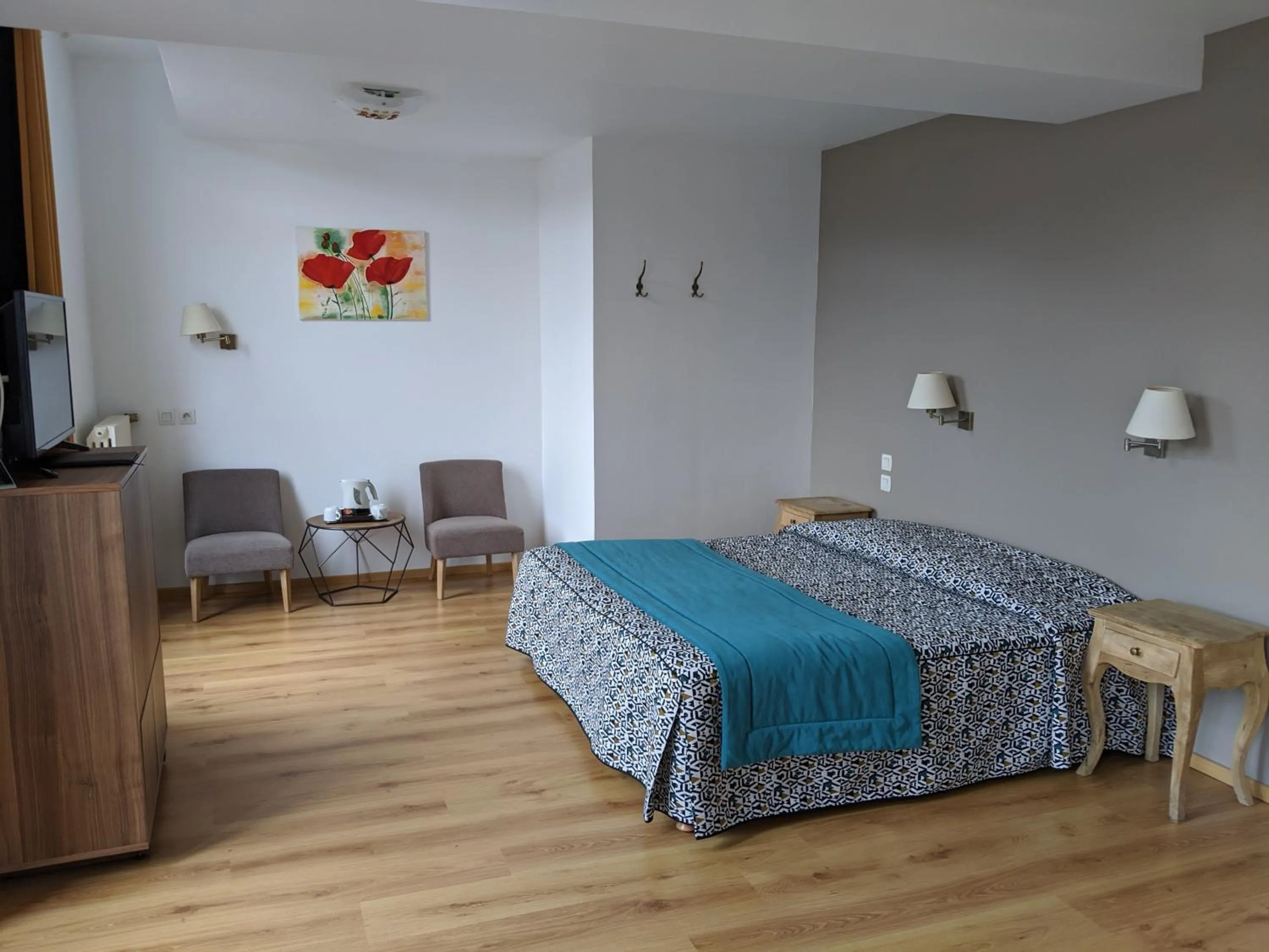 Bedroom, Bed in Logis Hôtel Regina