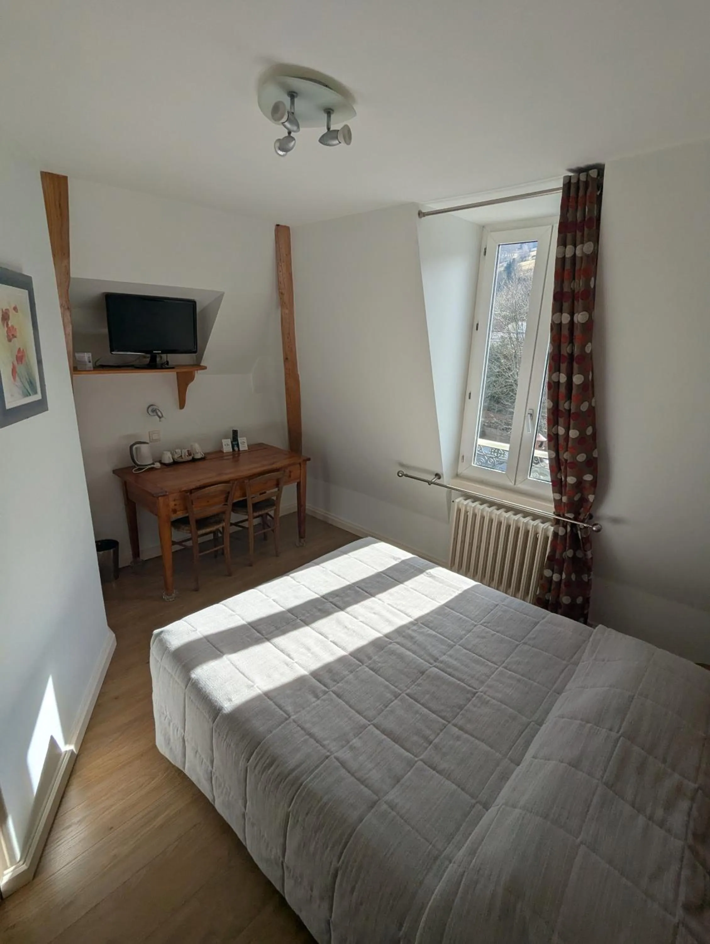 Bedroom, Bed in Logis Hôtel Regina