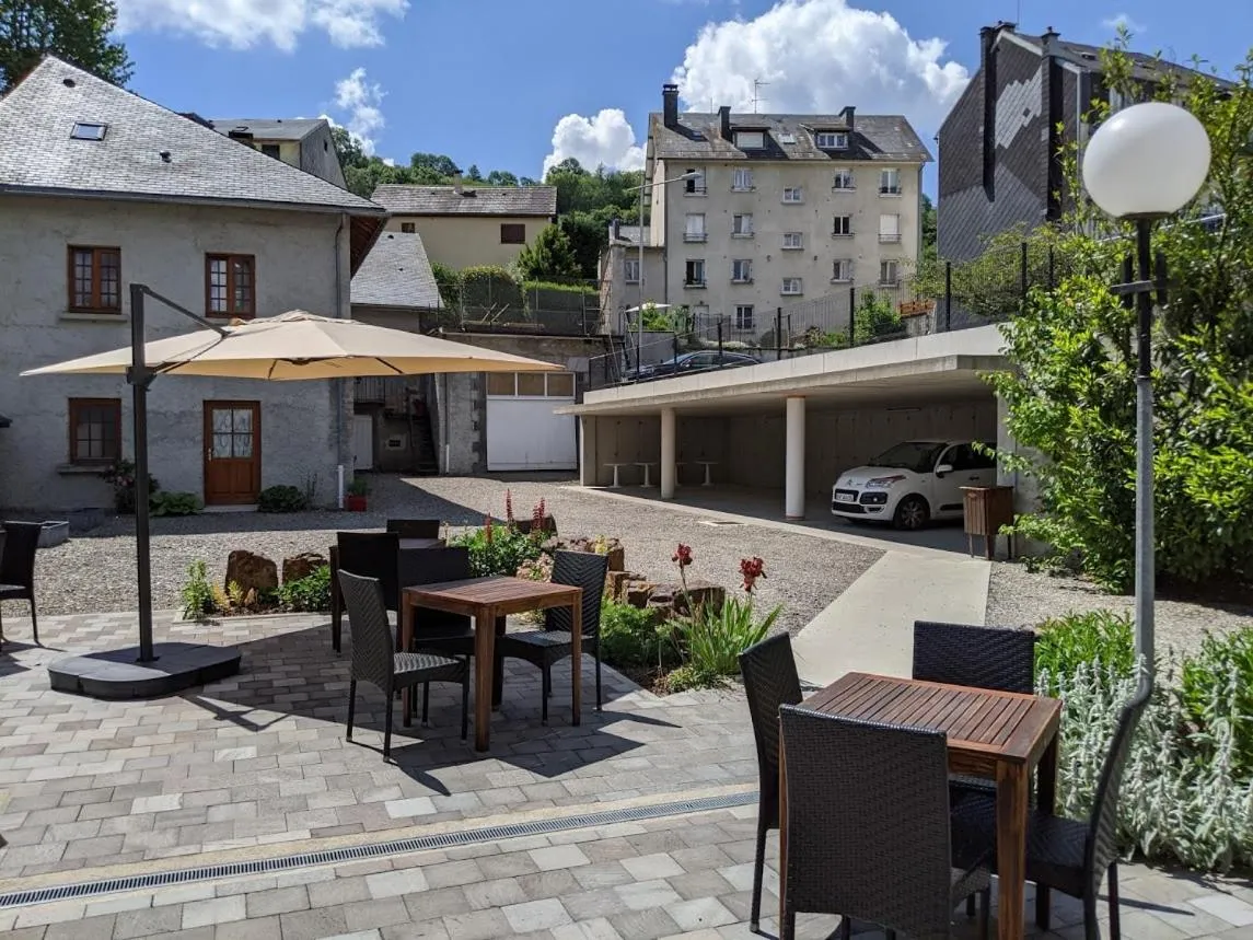 Patio in Logis Hôtel Regina