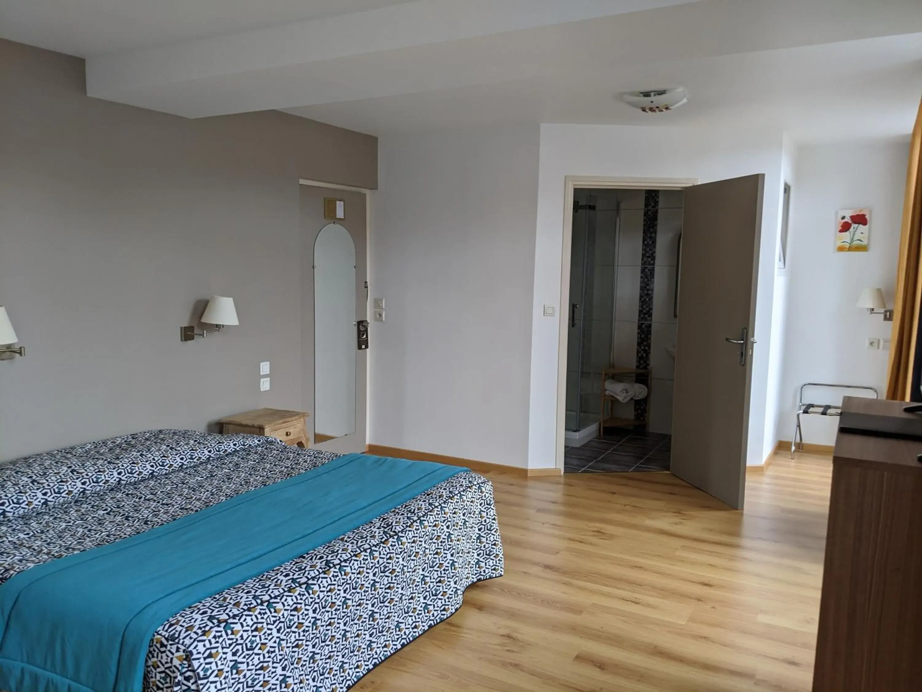 Double Room with Balcony in Logis Hôtel Regina Double Room with Balcony in Logis Hôtel Regina