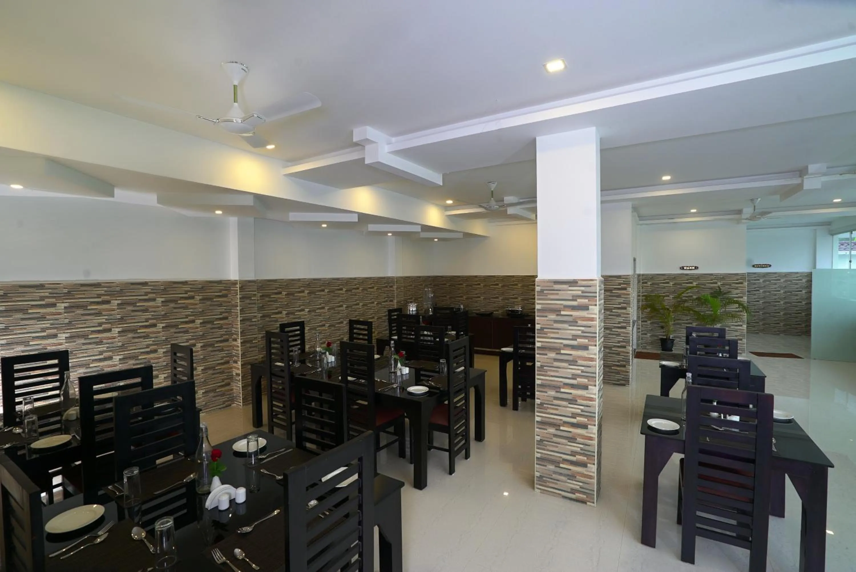 Restaurant/places to eat in Moonline Resort