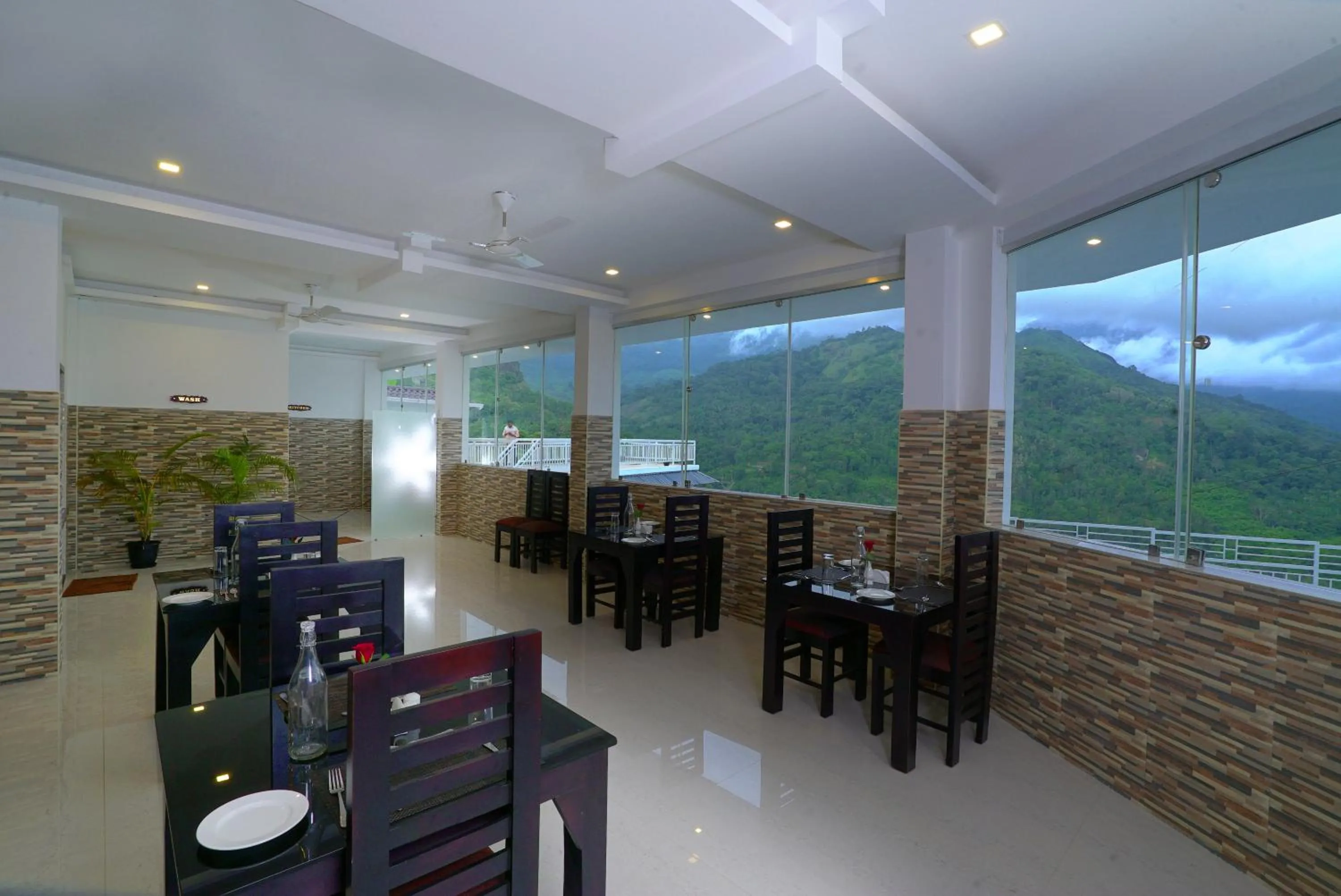 Restaurant/places to eat in Moonline Resort