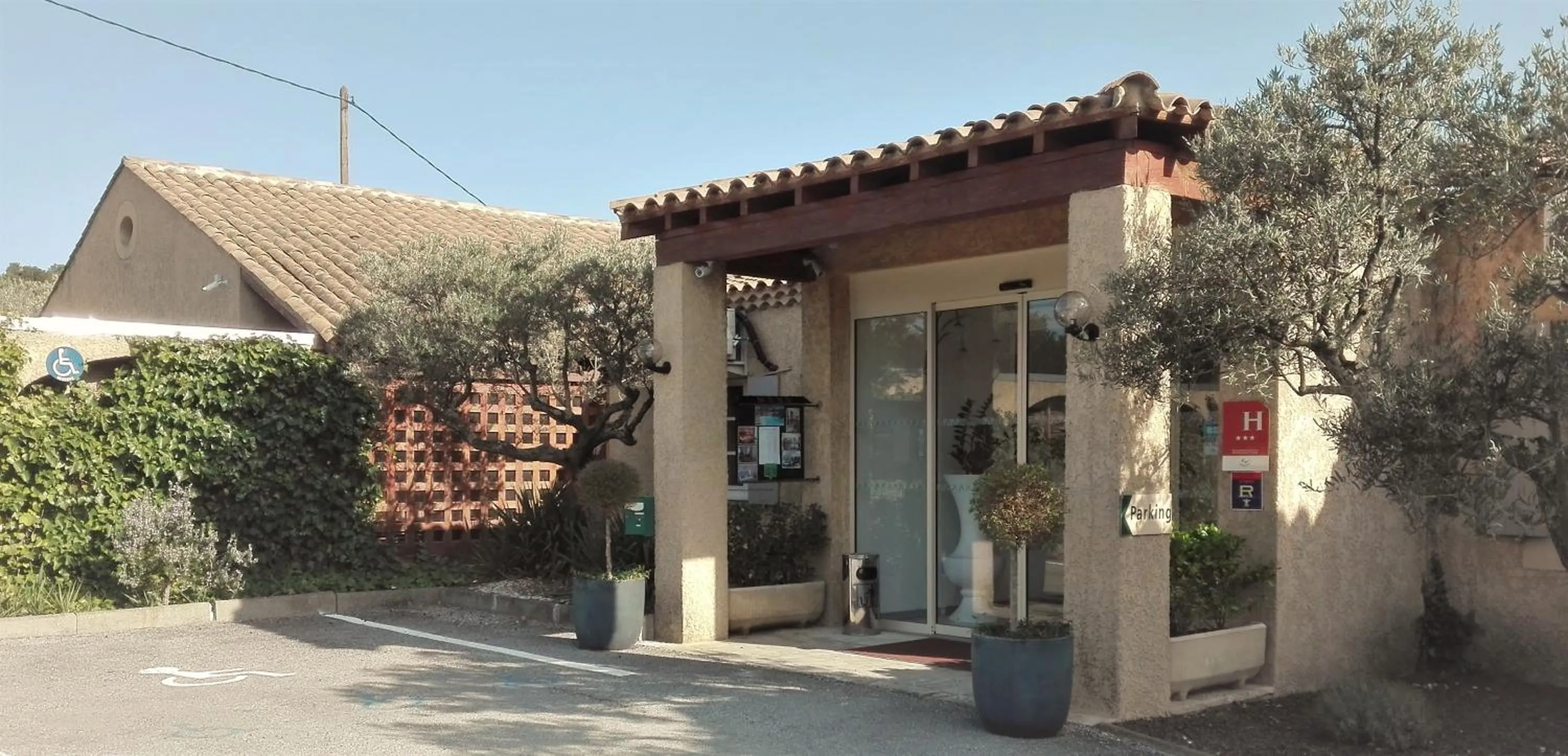 Property building in Logis Hôtel Fabian des Baux