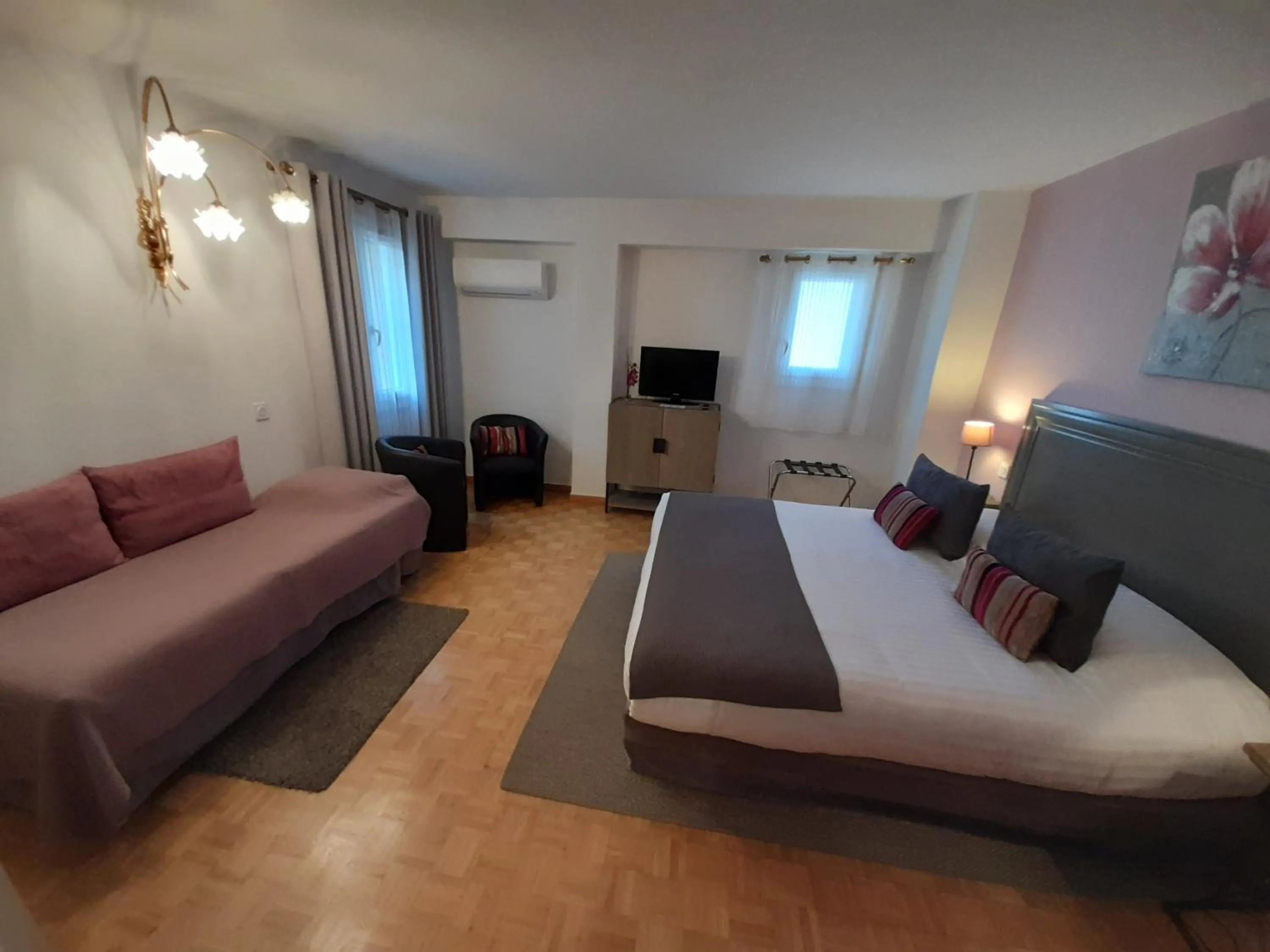 Photo of the whole room, Bed in Logis Hôtel Fabian des Baux