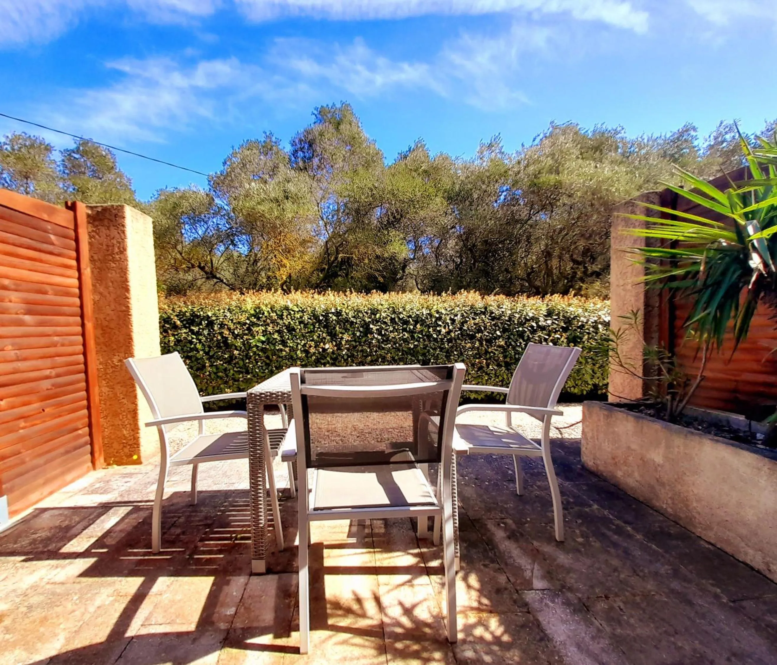 Patio in Logis Hôtel Fabian des Baux