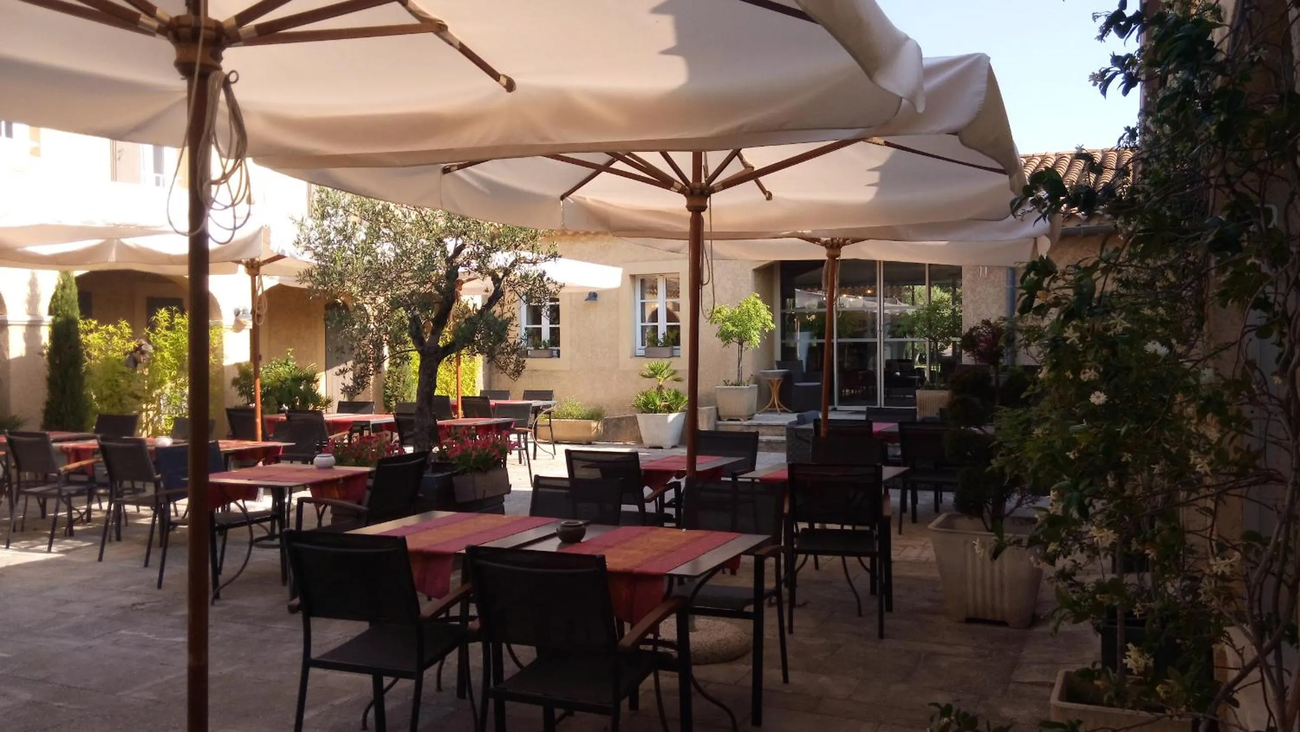 Patio in Logis Hôtel Fabian des Baux