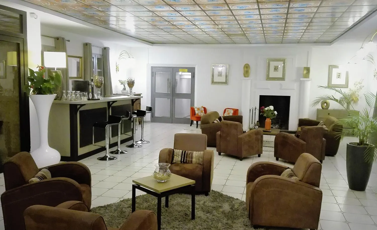 Communal lounge/ TV room in Logis Hôtel Fabian des Baux