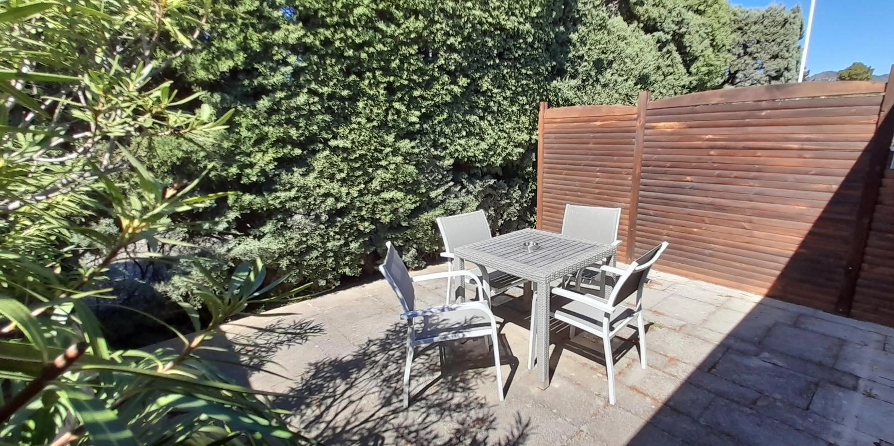 Patio in Logis Hôtel Fabian des Baux