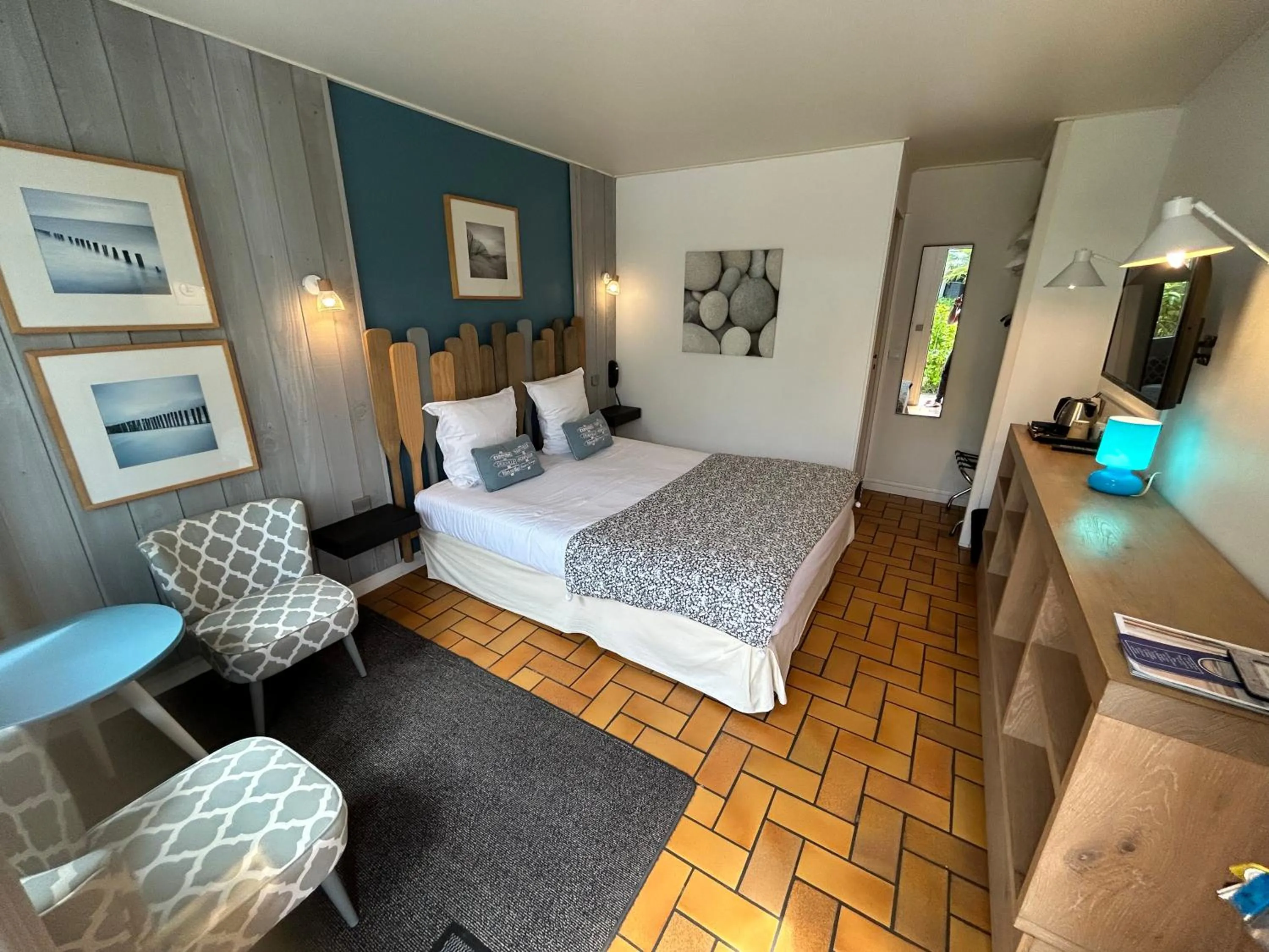 Photo of the whole room, Bed in Hôtel Monet