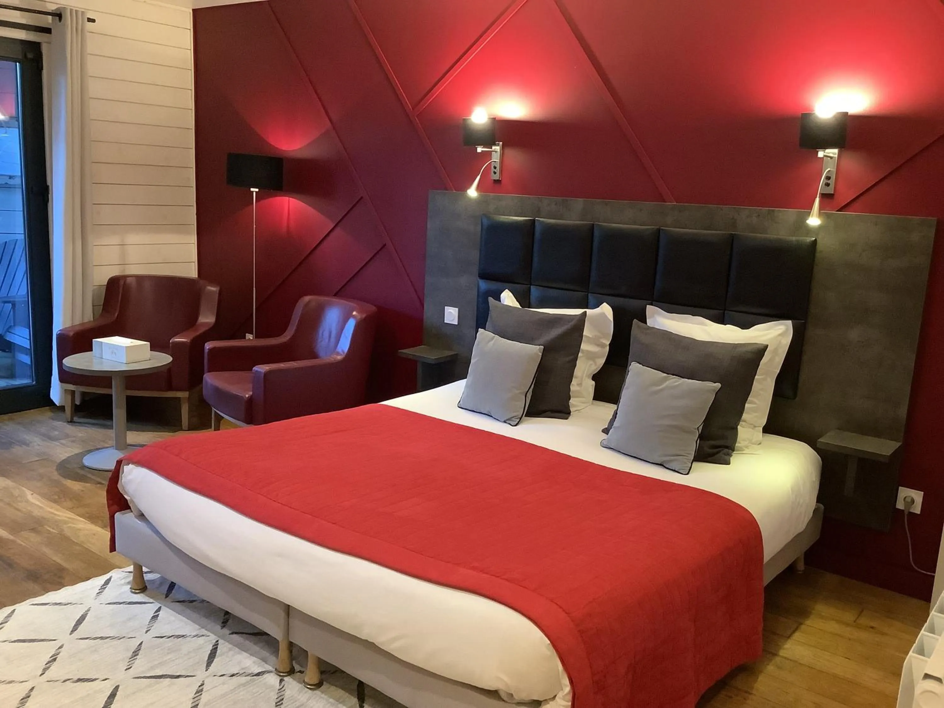 Photo of the whole room, Bed in Hôtel Monet