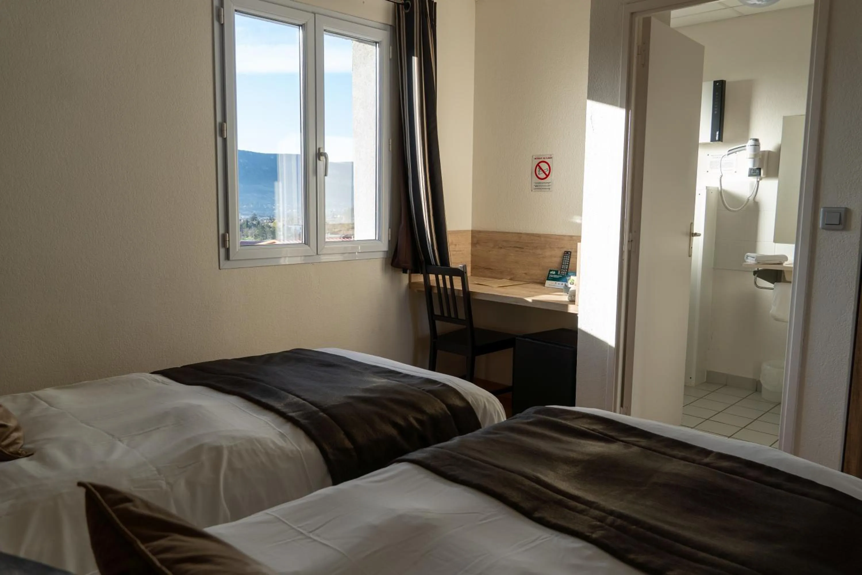 Bed in Cit'Hotel Restaurant du Bowling de Millau