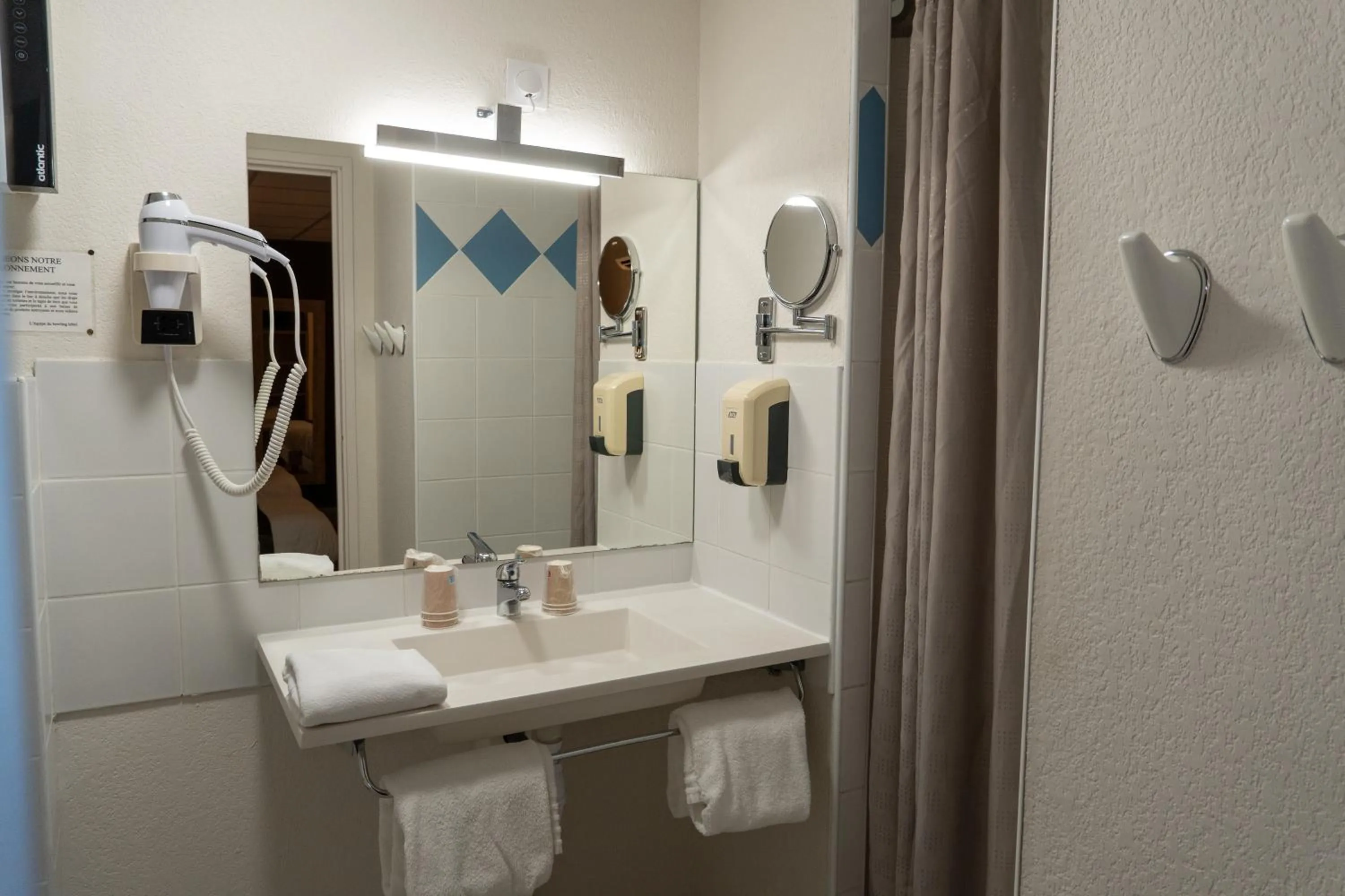 Shower in Cit'Hotel Restaurant du Bowling de Millau