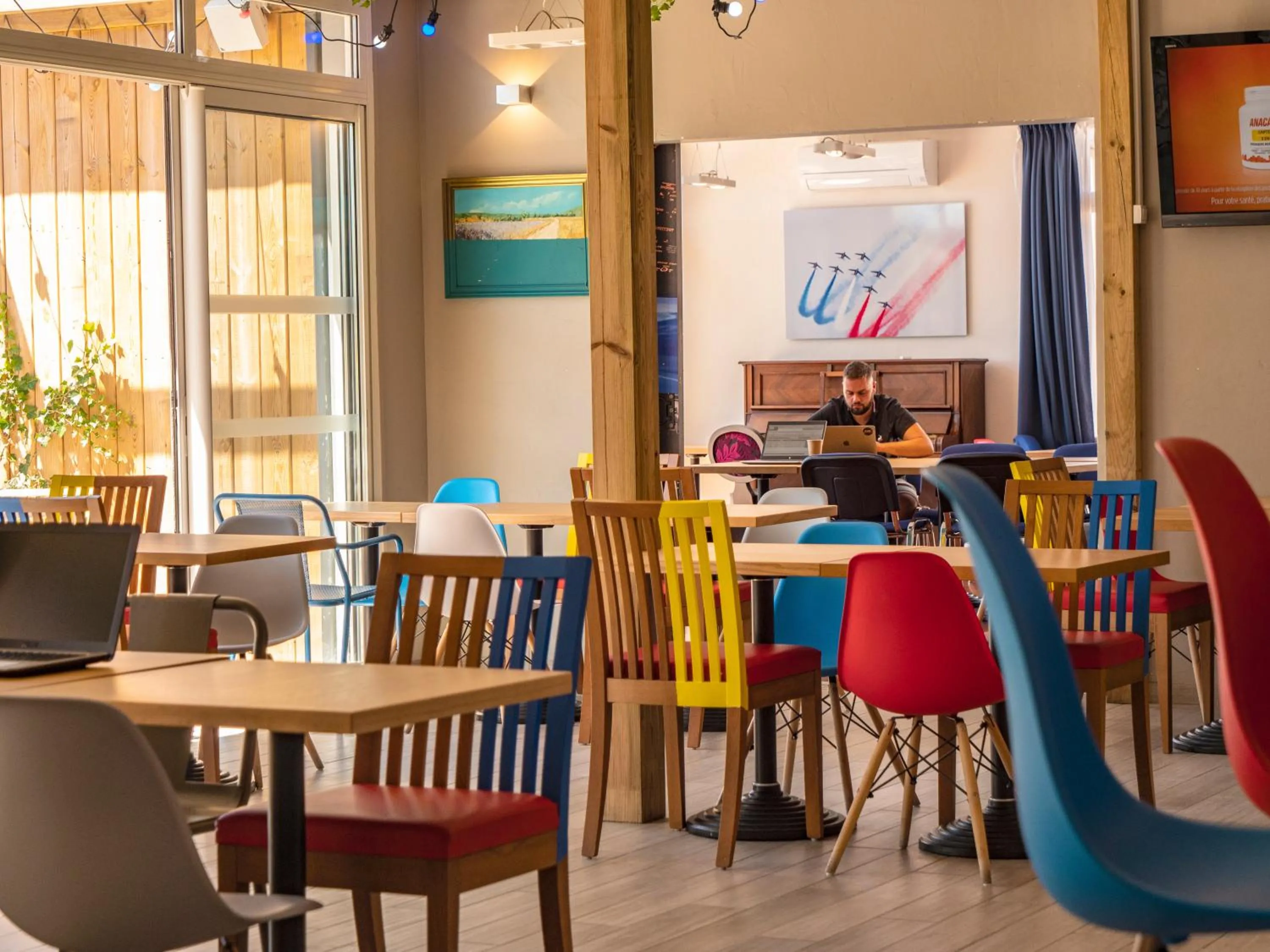 Restaurant/places to eat in greet Hotel Marseille Provence Aéroport