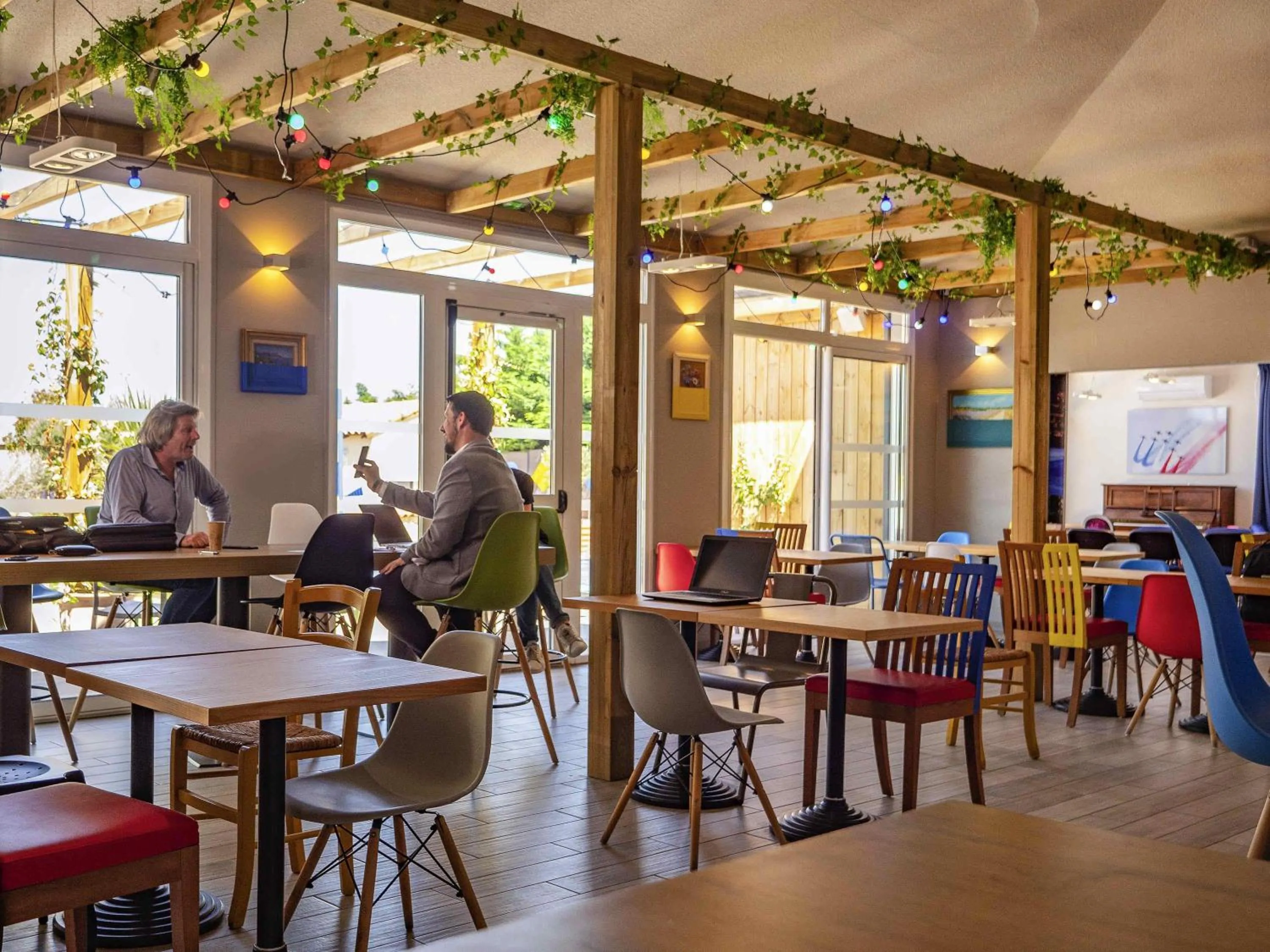 Restaurant/places to eat in greet Hotel Marseille Provence Aéroport