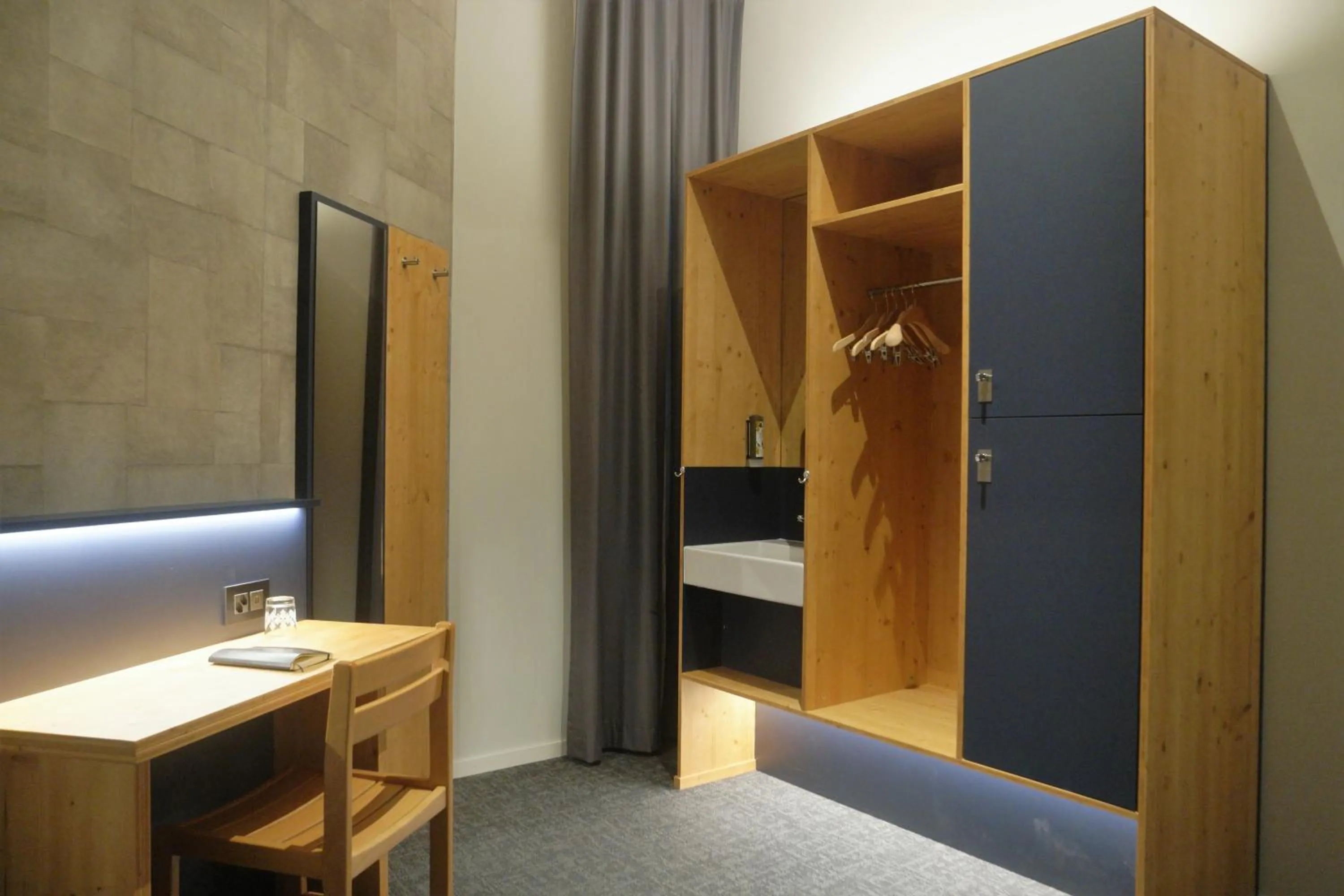 wardrobe, Bed in Villars Lodge