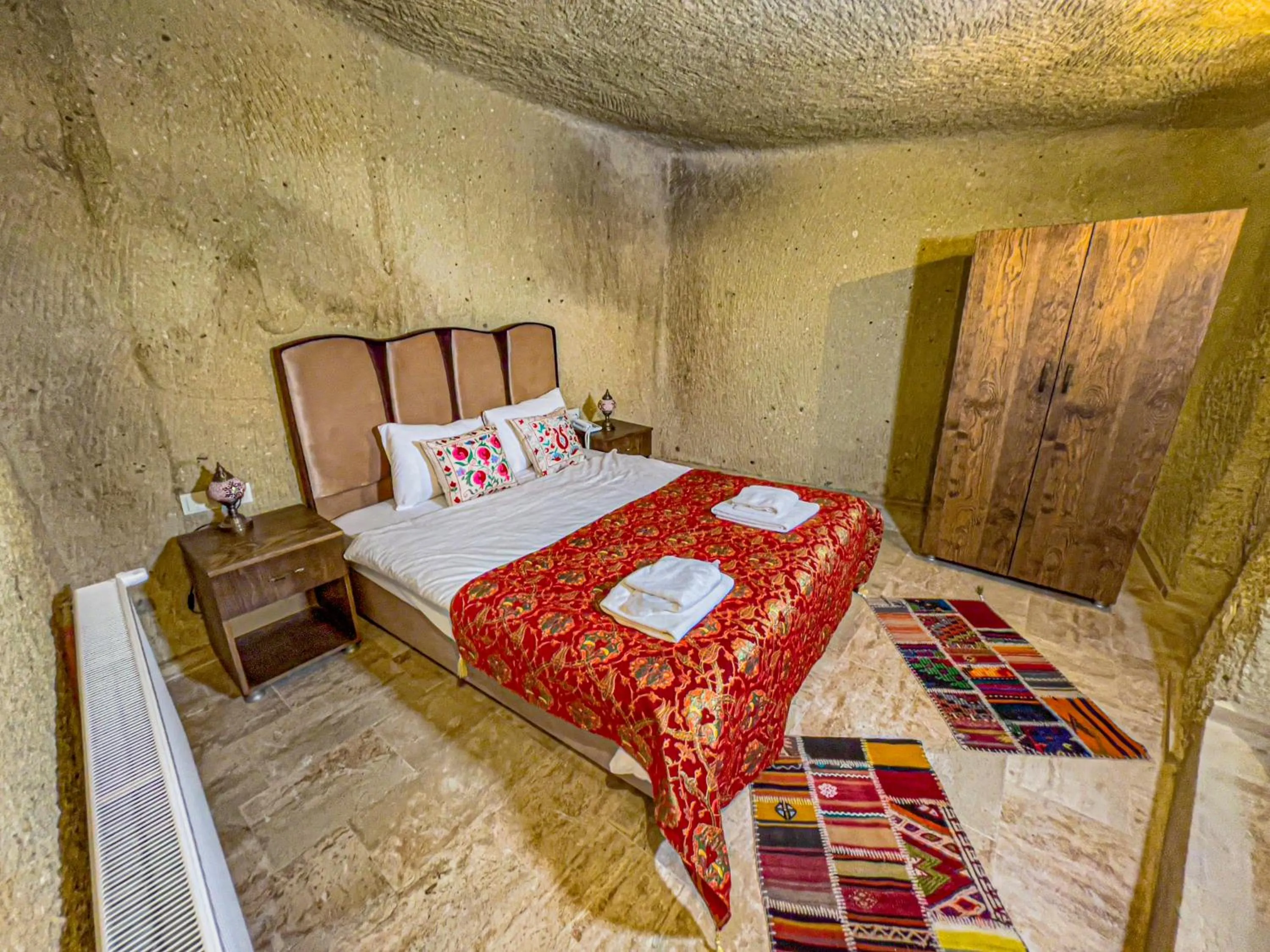 Bedroom, Bed in Heritage Cave Suites