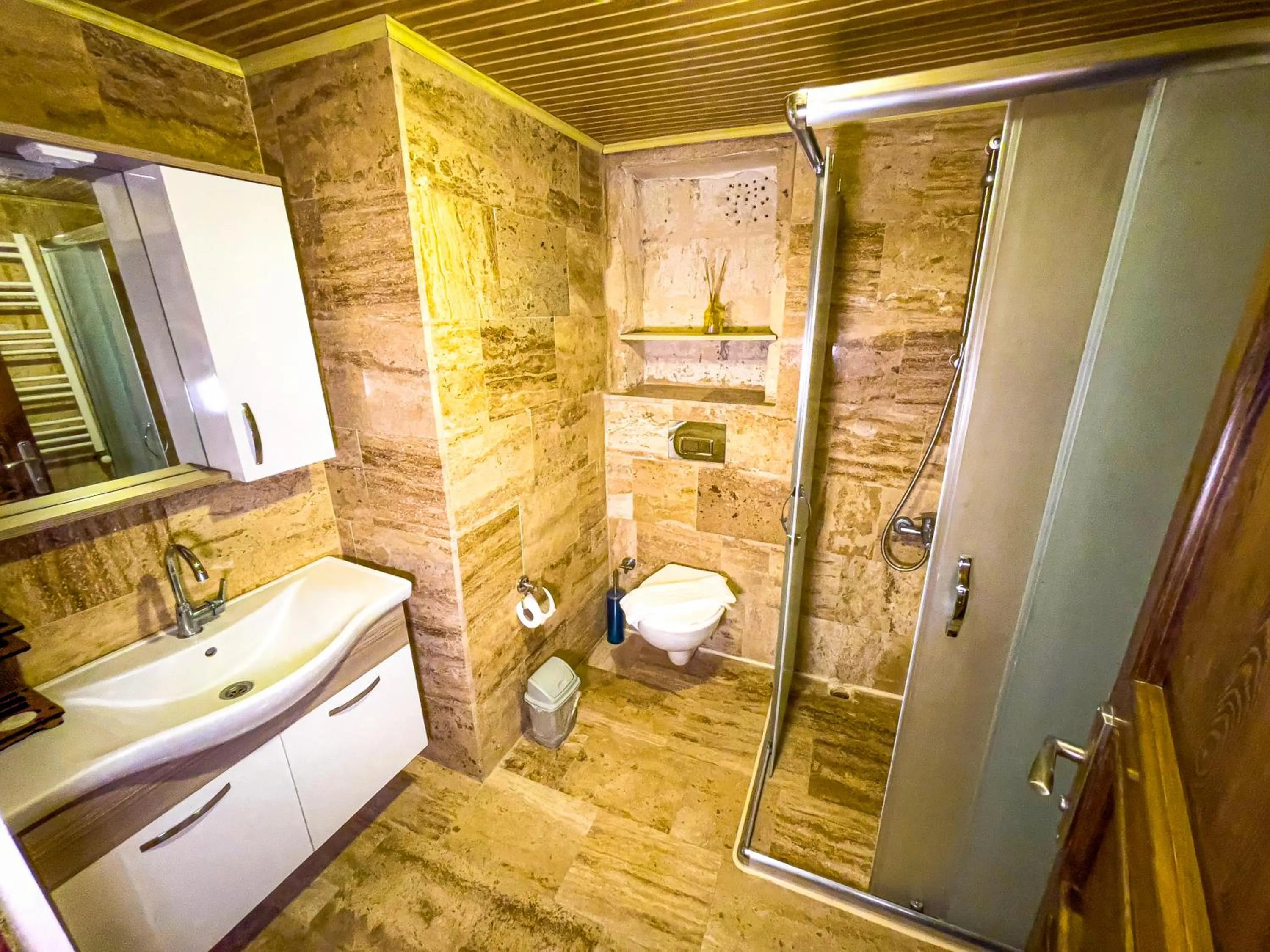 Bathroom in Heritage Cave Suites