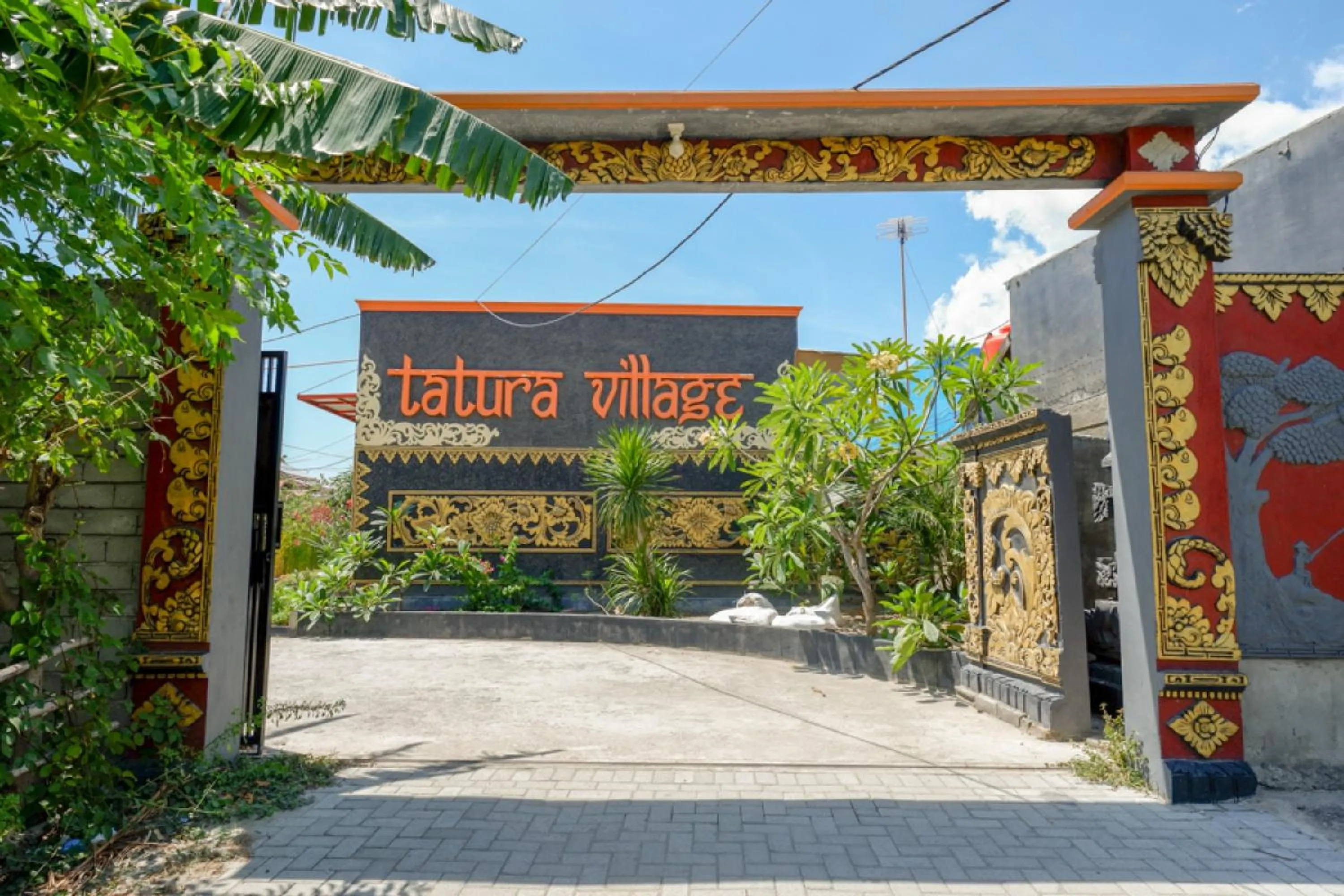 Facade/entrance in RedDoorz near Taman Makam Pahlawan Tatura