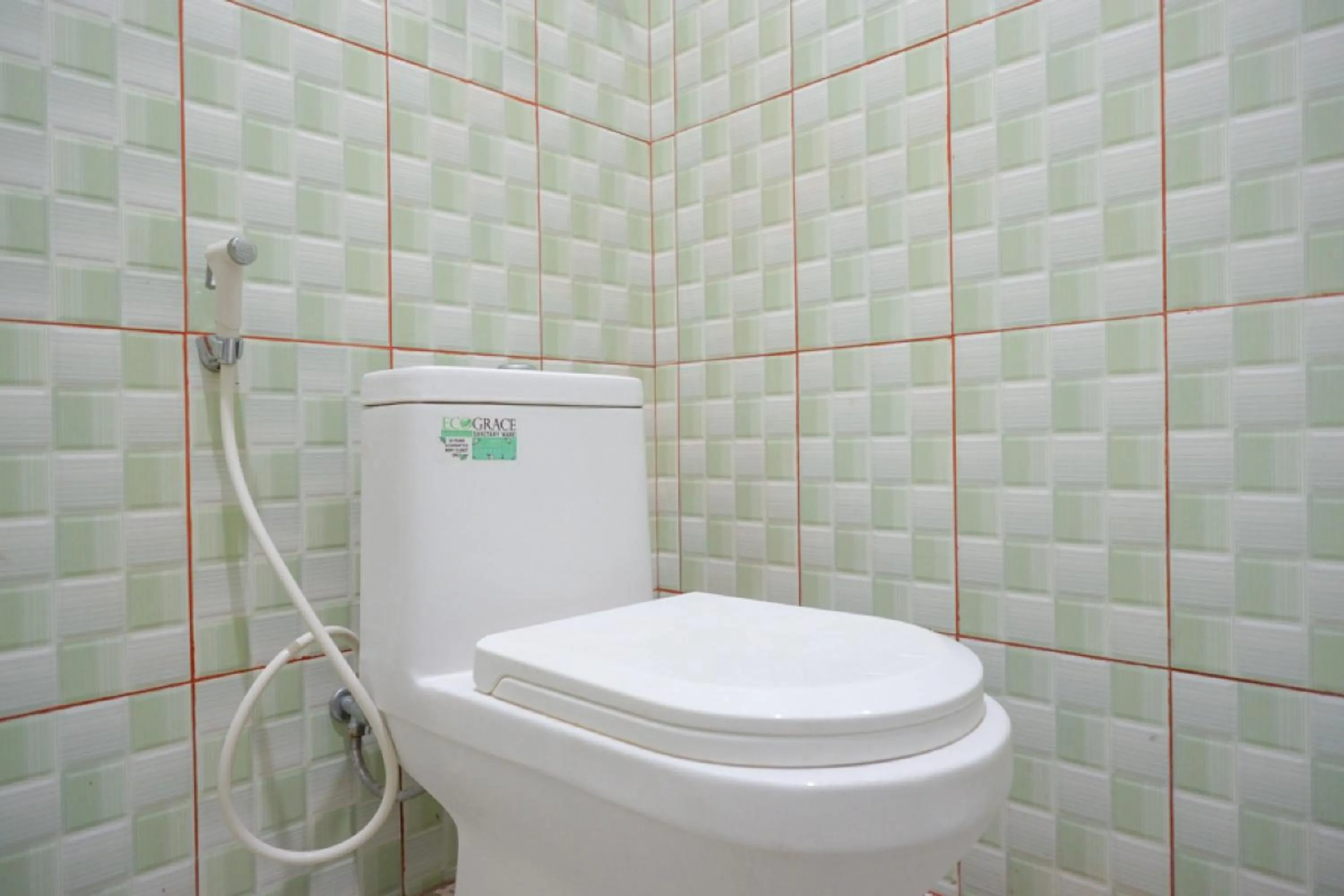 Bathroom in RedDoorz near Taman Makam Pahlawan Tatura