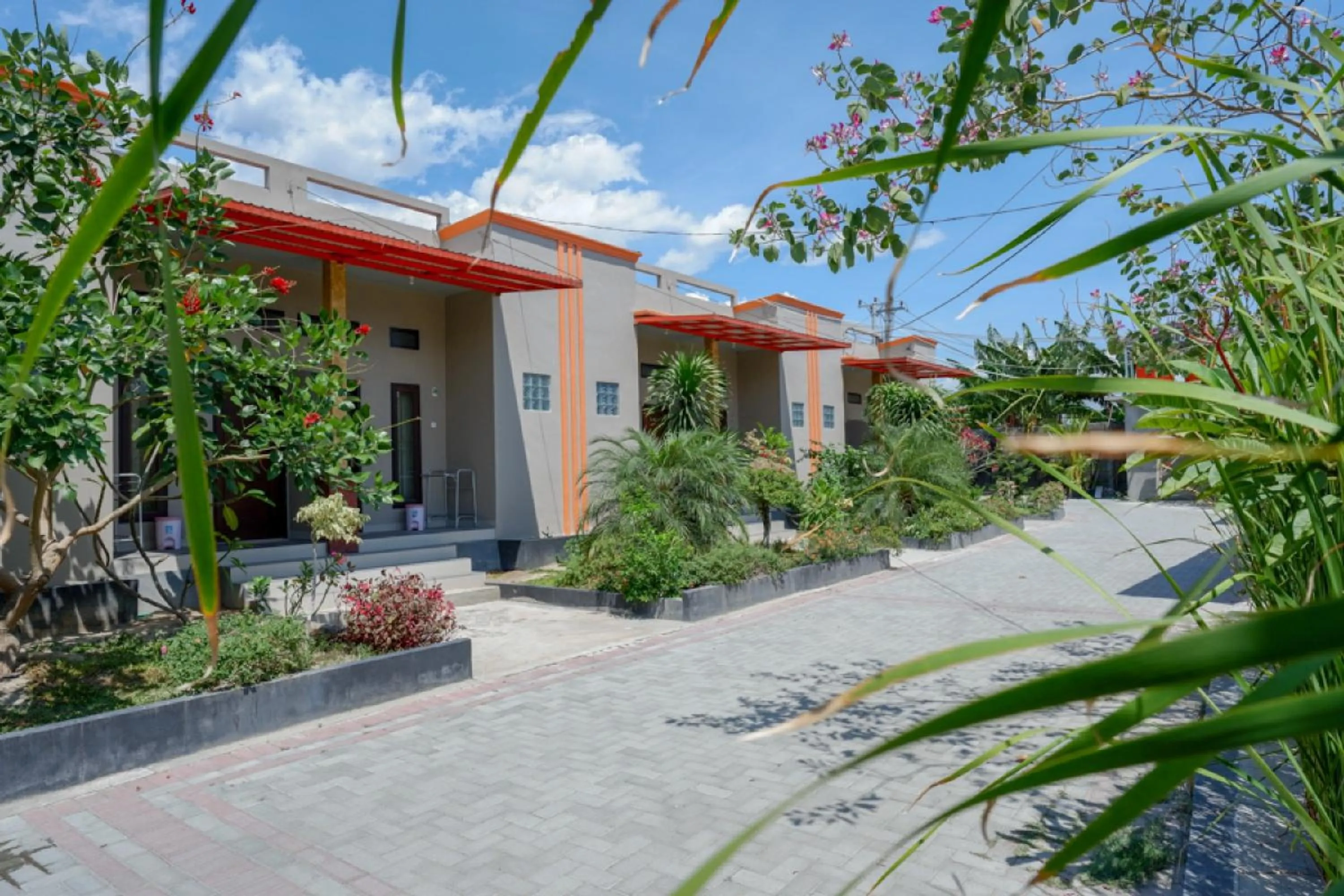 Facade/entrance in RedDoorz near Taman Makam Pahlawan Tatura