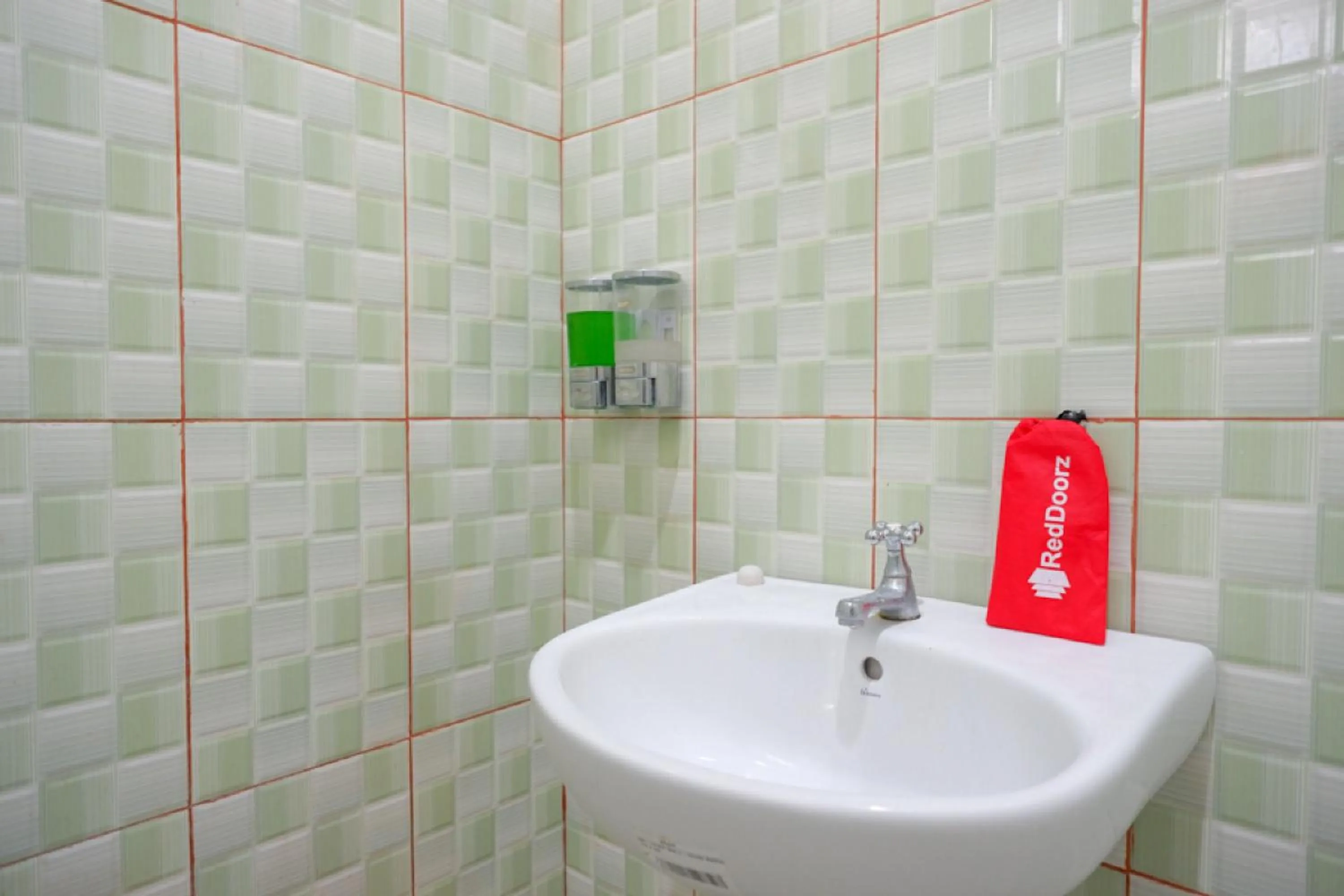 Bathroom in RedDoorz near Taman Makam Pahlawan Tatura