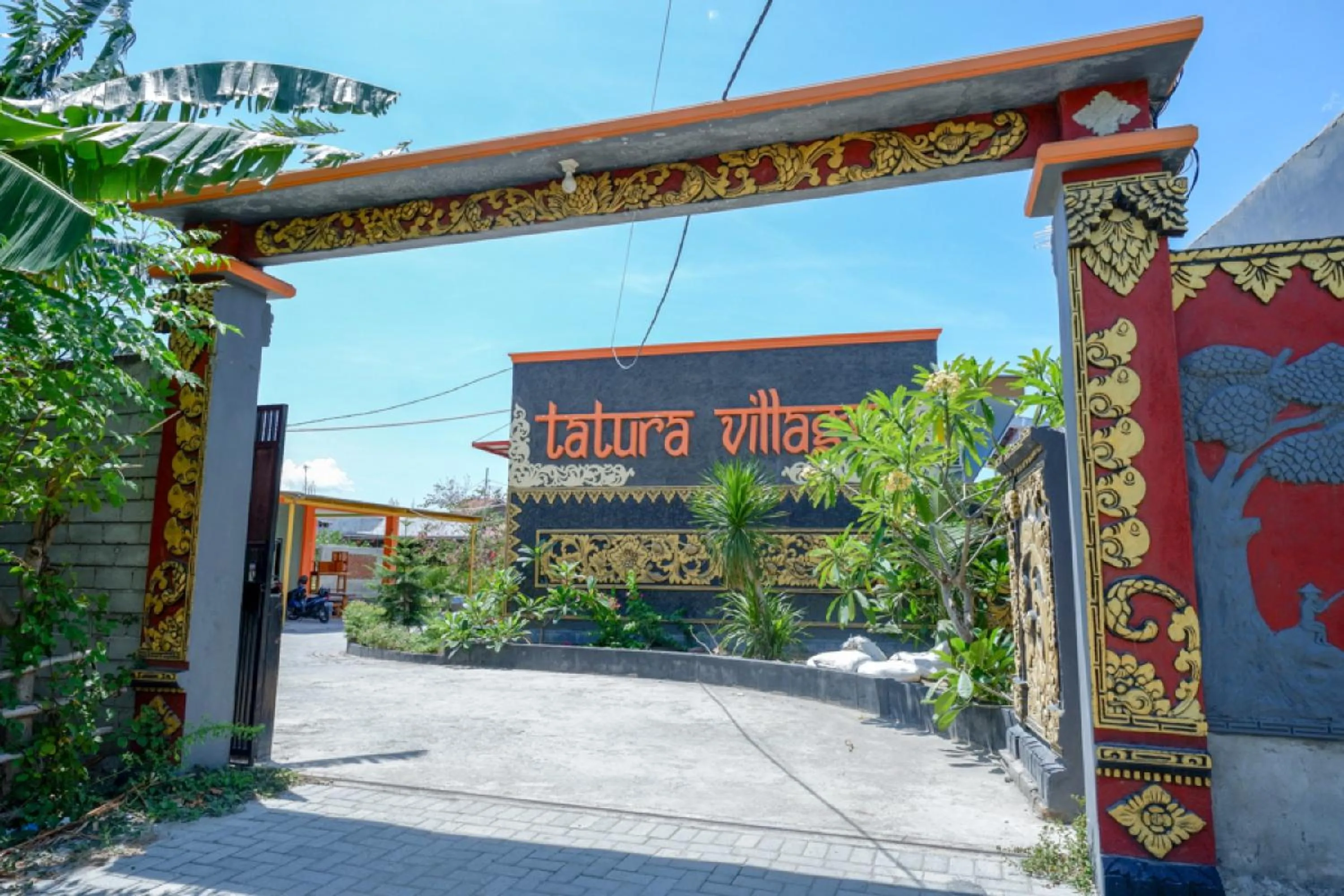 Facade/entrance in RedDoorz near Taman Makam Pahlawan Tatura